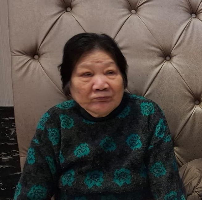七十四歲女子李賽金，身高約一點六五米，體重約六十公斤，中材，圓面型，黃皮膚及蓄短黑髮。她最後露面時身穿花紋長袖外套、黑色長褲、黑色鞋及攜有一個紅色環保袋。
