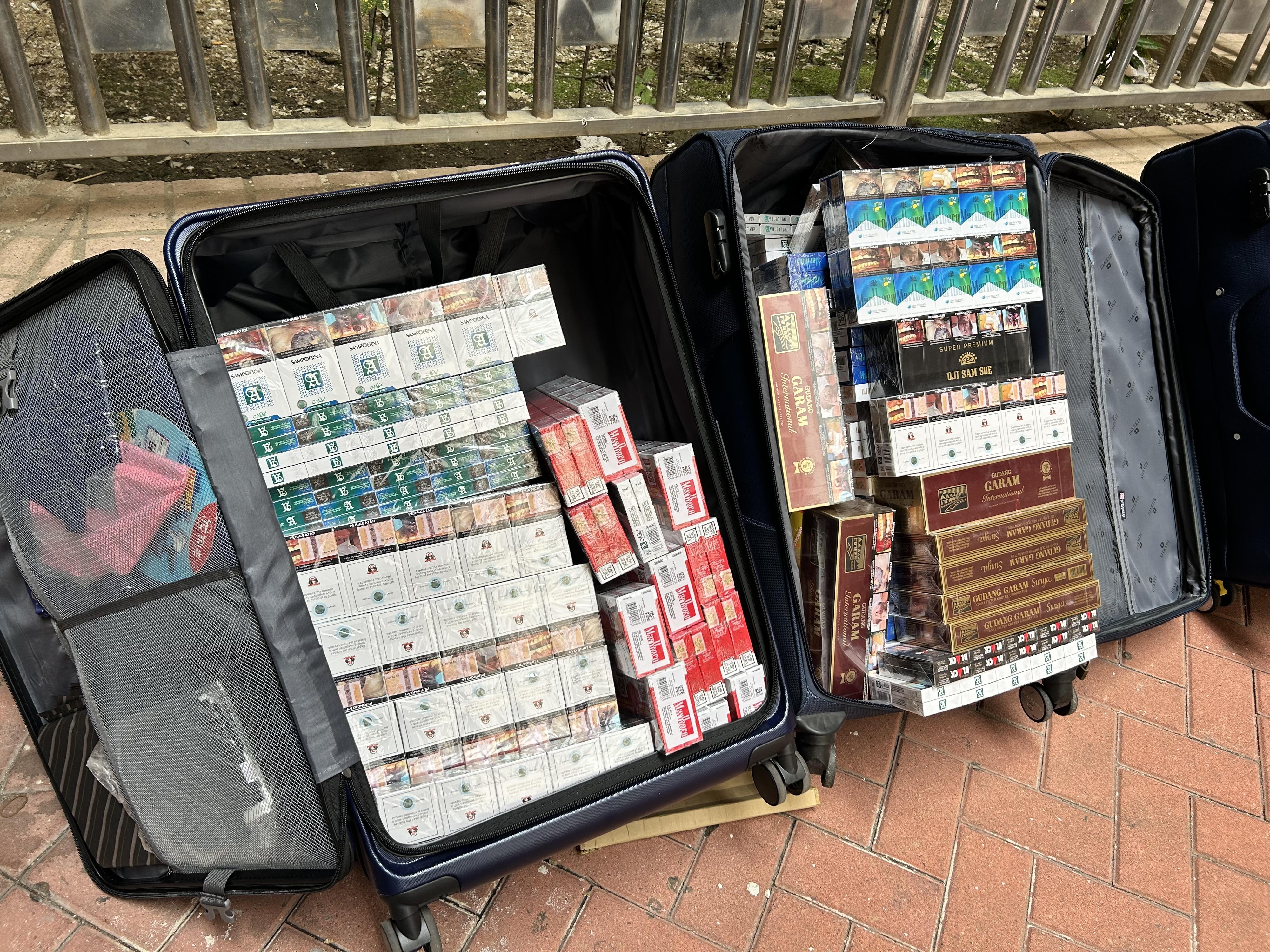 Hong Kong Customs today (May 4) conducted an anti-illicit cigarette operation in Sheung Shui, successfully dismantling two storage and distribution centres primarily operated by foreign domestic helpers. Around 200,000 suspected illicit cigarettes were seized in the operation, with an estimated market value of about $900,000 and a duty potential of approximately $660,000. Photo shows some of the illicit cigarettes seized. 