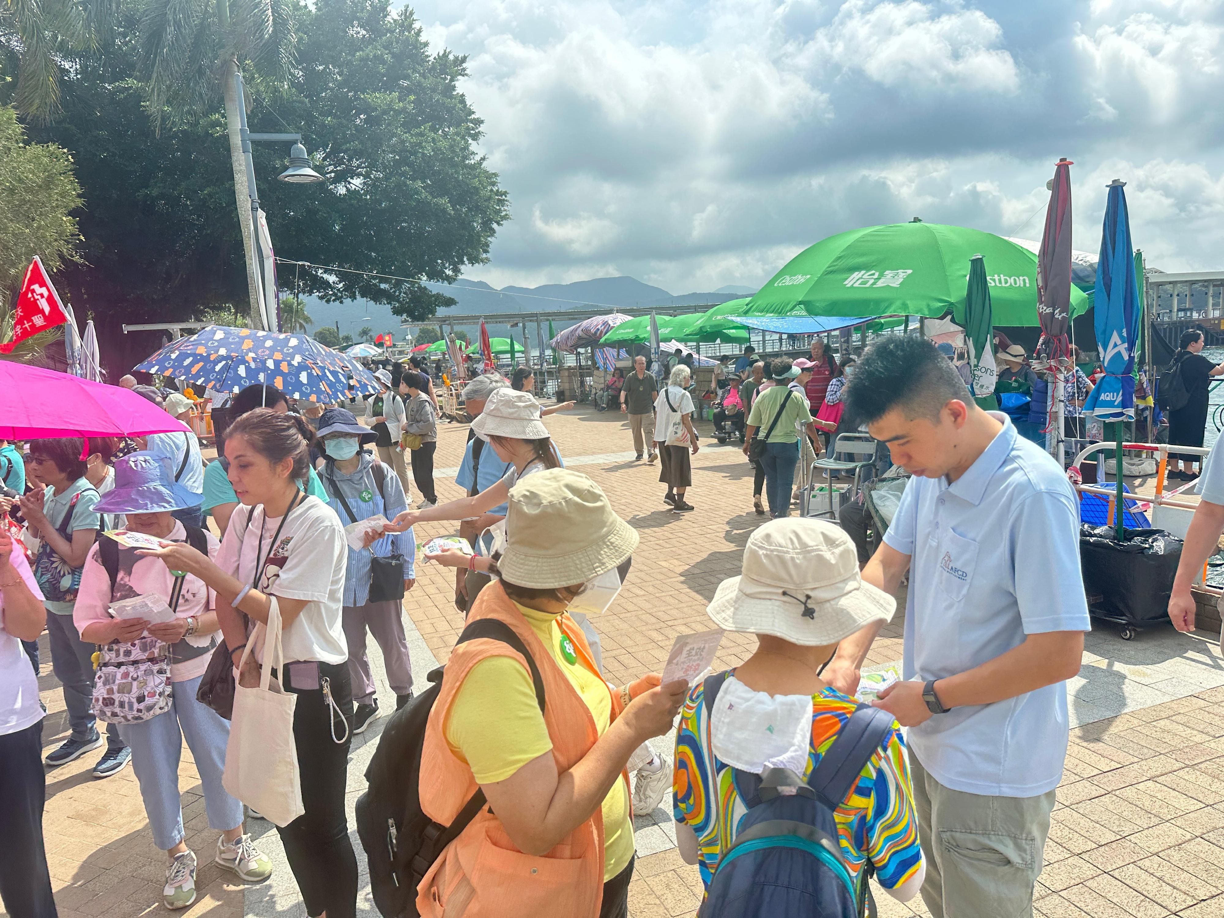 With a view to safeguarding animal welfare, the Agriculture, Fisheries and Conservation Department (AFCD) today (May 5) deployed staff to patrol locations where mercy release activities frequently occurred in the past, including Wun Yiu, Tai Po; Ng Tung River, Sheung Shui; Sai Kung Public Pier and Sai Wan Ho Ferry Pier. Educational leaflets were distributed to remind the public to think carefully before participating in mercy releases of animals. Photo shows staff members of the AFCD distributing education materials at Sai Kung Public Pier.