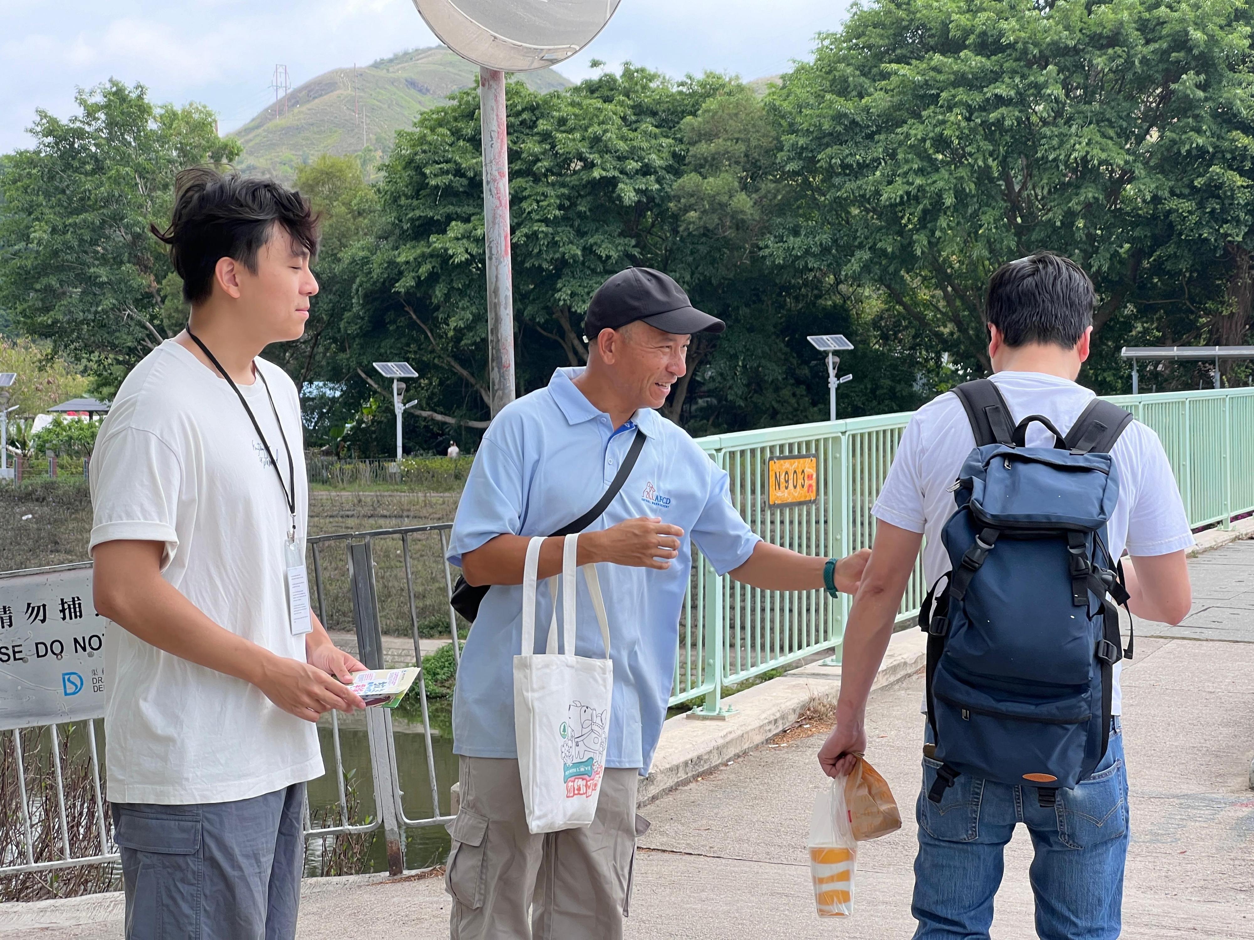 為保障動物福利，漁農自然護理署（漁護署）今日（五月五日）派員巡查以往常見放生活動的地點，包括大埔碗窰、上水梧桐河、西貢公眾碼頭及西灣河渡輪碼頭等，並在該些地點派發宣傳單張，呼籲市民放生動物前必須謹慎思量。圖示漁護署人員於上水梧桐河派發宣傳品。