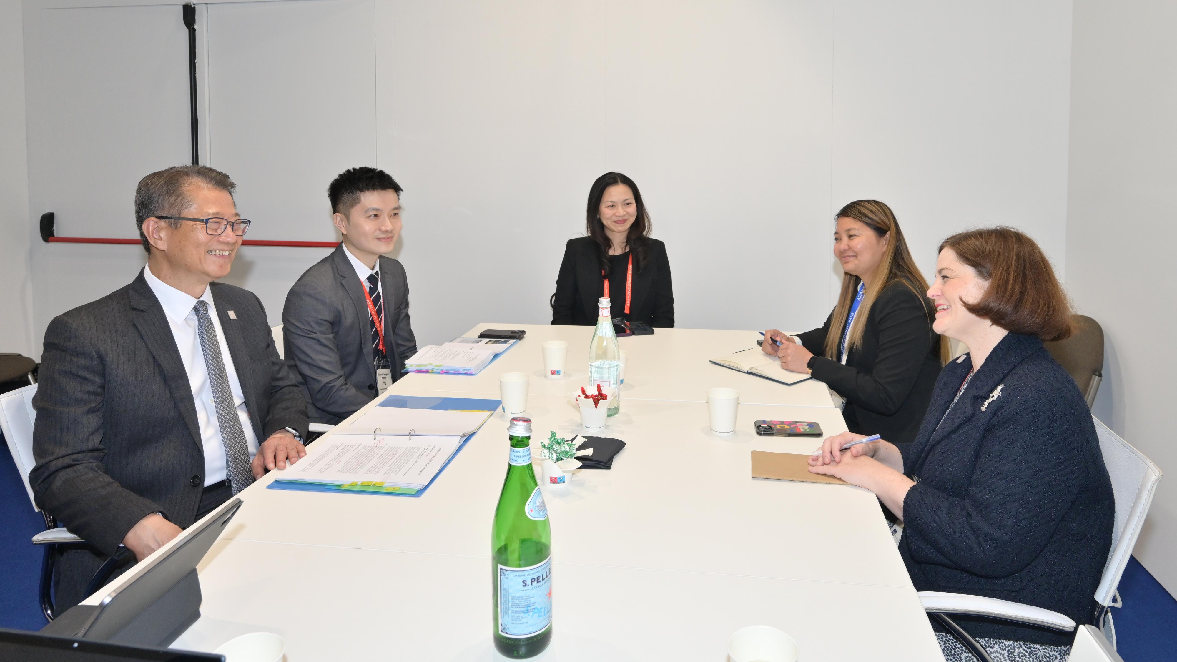 The Financial Secretary, Mr Paul Chan, attended the 58th Annual Meeting of the Asian Development Bank (ADB) in Milan, Italy yesterday (May 4, Milan time). Photo shows Mr Chan (first left) meeting with the Director representing Hong Kong, China's constituency in the Board of Directors of the ADB, Ms Rachel Thompson (first right) to discuss the strengthening of bilateral cooperation.