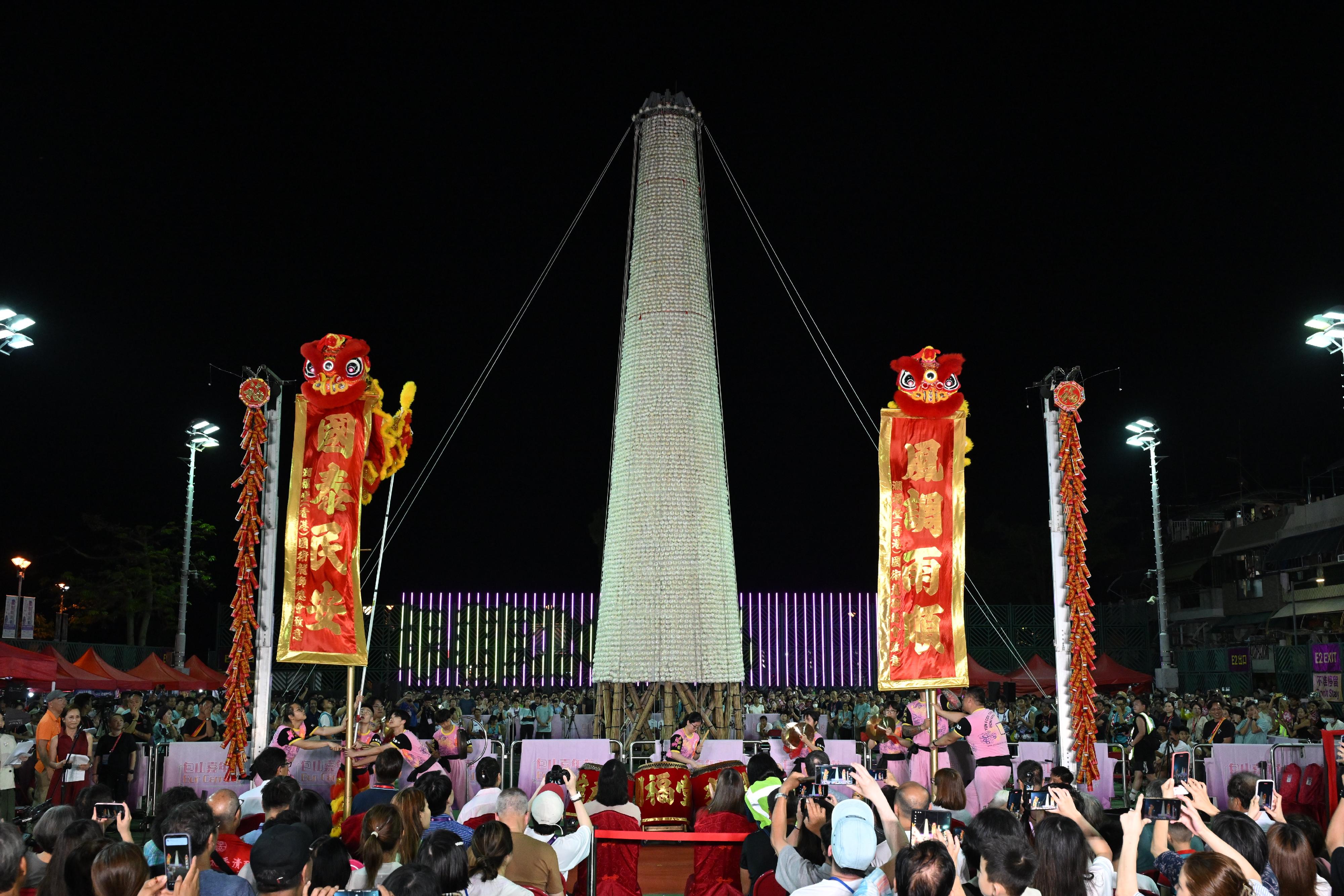 The annual Bun Scrambling Competition in Cheung Chau concluded early this morning (May 6). Photo shows the lion dance performance held before the competition.

