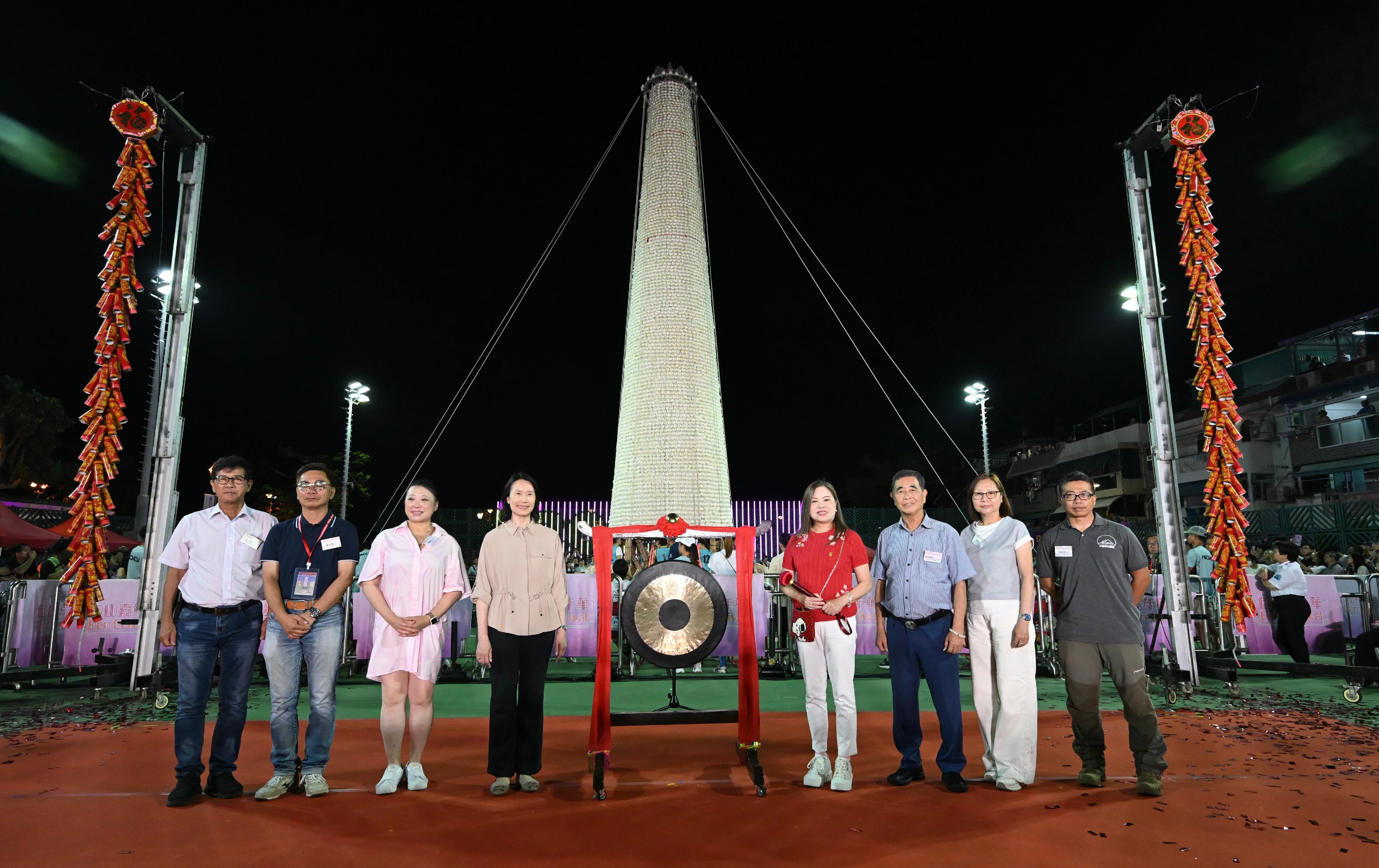 The Bun Scrambling Competition in Cheung Chau concluded early this morning (May 6). Photo shows the Secretary for Culture, Sports and Tourism, Miss Rosanna Law (fourth right), and the Director of Leisure and Cultural Services, Ms Manda Chan (fourth left), beating a gong to start the competition.

