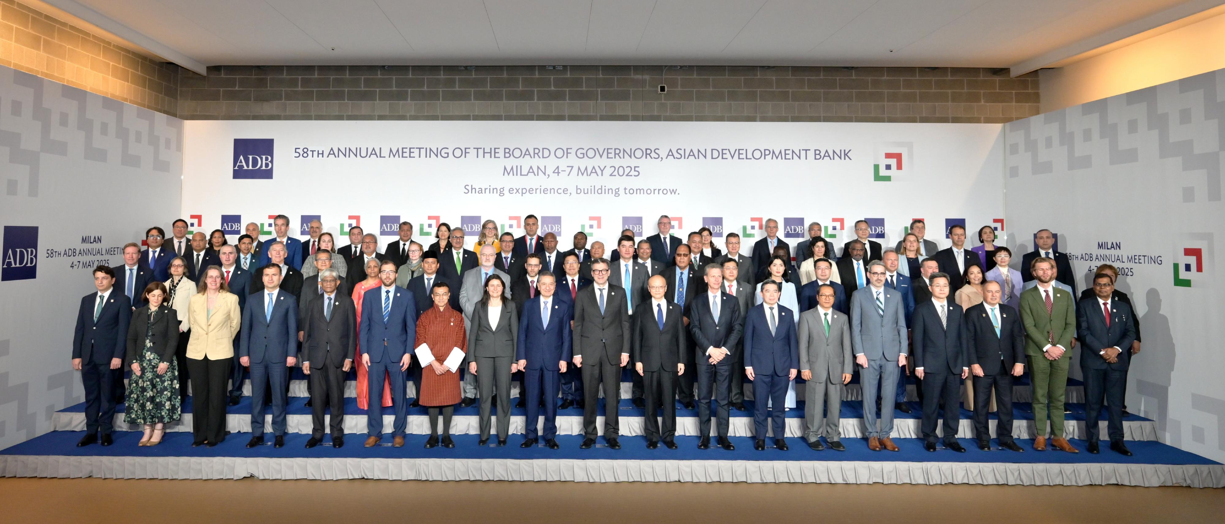 The Financial Secretary, Mr Paul Chan, continued his attendance yesterday (May 5, Milan time) at the 58th Annual Meeting of the Asian Development Bank (ADB) in Milan, Italy. Photo shows Mr Chan (second row, fifth left) and other governors of ADB and central banks at the meeting.