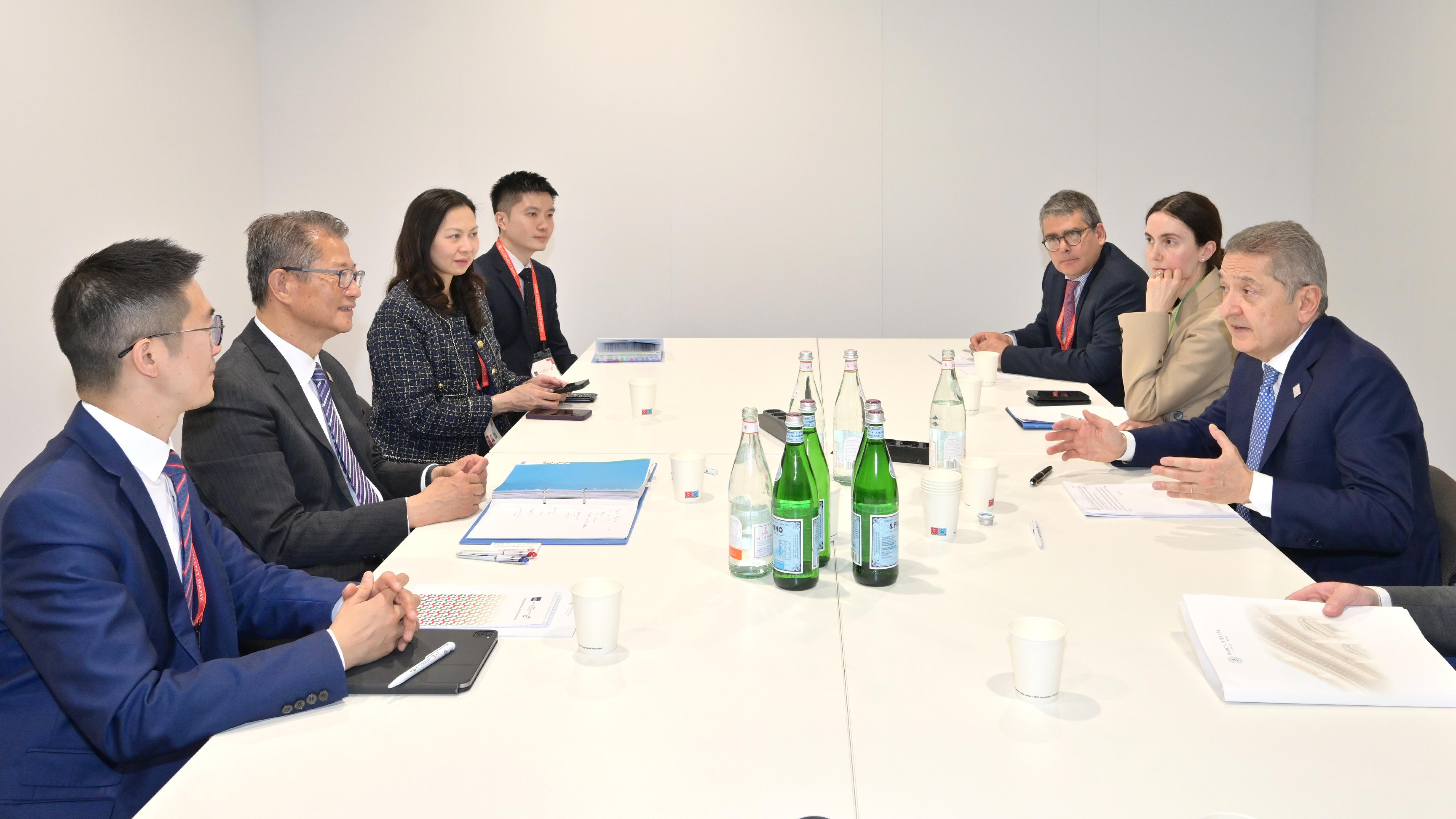 The Financial Secretary, Mr Paul Chan, continued his attendance yesterday (May 5, Milan time) at the 58th Annual Meeting of the Asian Development Bank in Milan, Italy. Photo shows Mr Chan (second left) meeting the Governor of the Bank of Italy, Mr Fabio Penetta (first right).