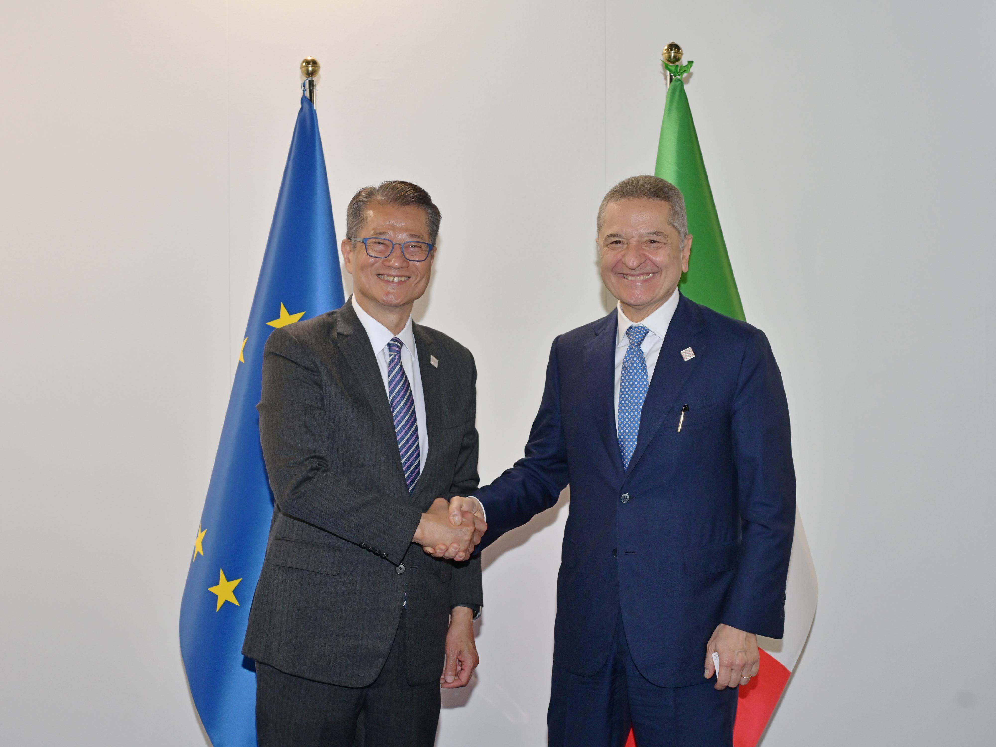 The Financial Secretary, Mr Paul Chan, continued his attendance yesterday (May 5, Milan time) at the 58th Annual Meeting of the Asian Development Bank in Milan, Italy. Photo shows Mr Chan (left) meeting the Governor of the Bank of Italy, Mr Fabio Penetta (right).