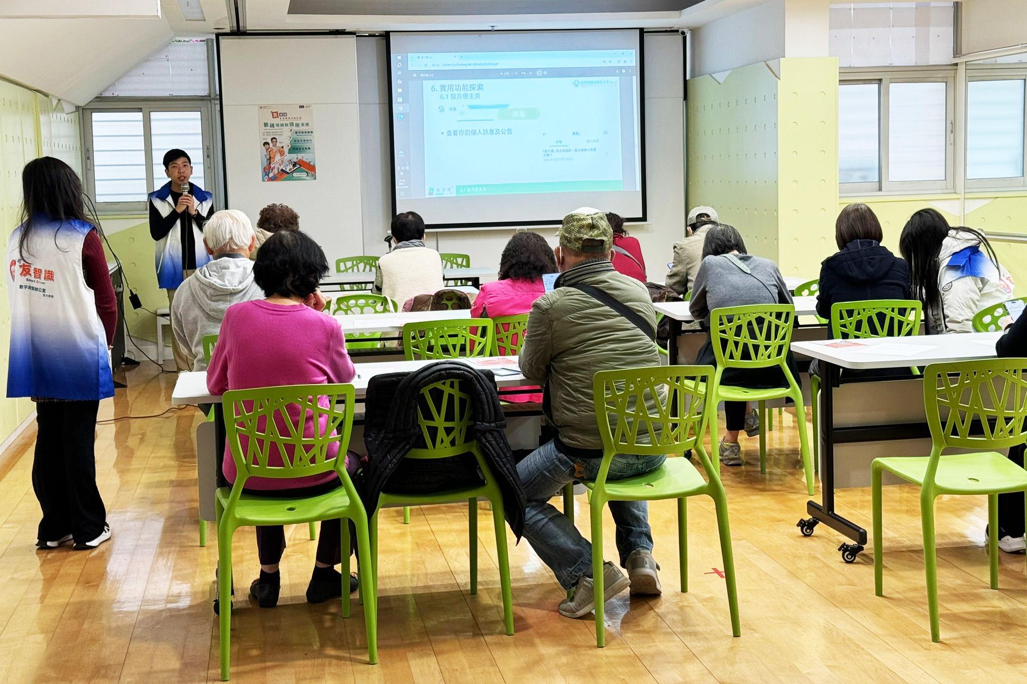 "Smart Silver" Digital Inclusion Programme for Elders has received widespread participation from the elderly. Photo shows an implementing organisation providing digital training for the elderly, assisting them in enhancing their capability to adopt digital technologies.