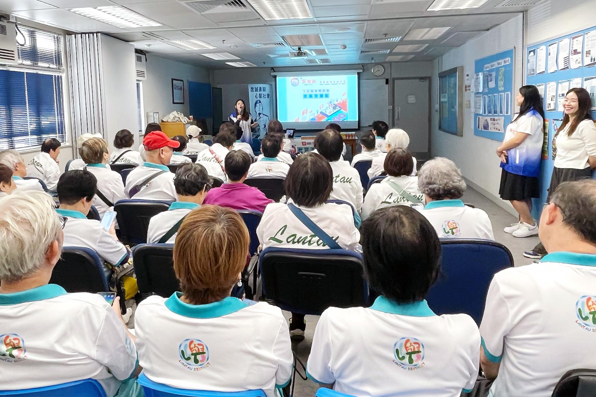 "Smart Silver" Digital Inclusion Programme for Elders has received widespread participation from the elderly. Photo shows an implementing organisation, in collaboration with the Senior Police Call, providing digital training for its members and encouraging them to volunteer and share relevant knowledge and skills to other elderly people.