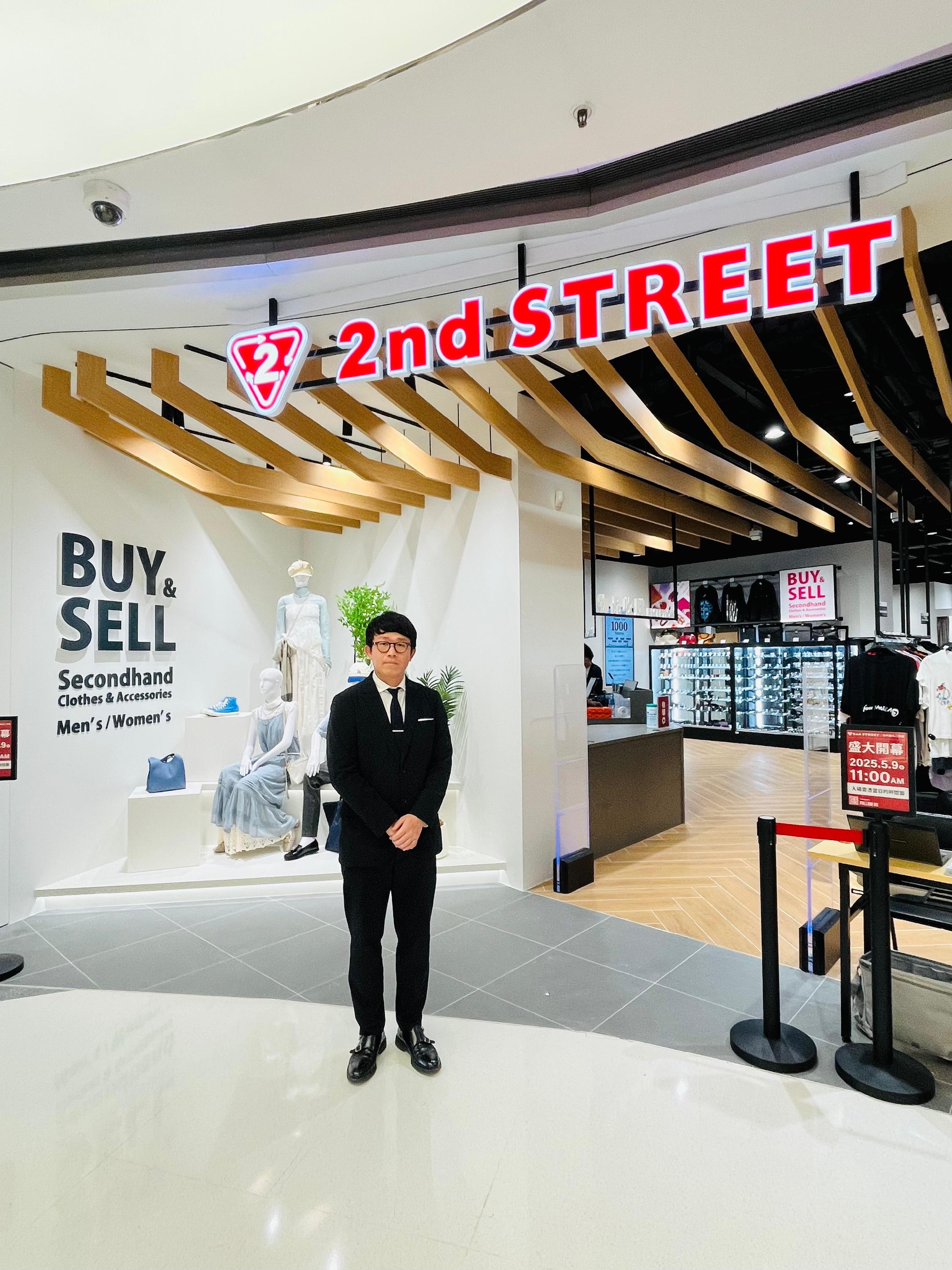 Invest Hong Kong announced today (May 7) that Japanese second-hand fashion retailer, 2nd STREET, will open its first outlet in Hong Kong on May 9, marking a significant expansion of its operations in the region. Photo shows the Chairman and Managing Director of 2nd STREET Hong Kong Limited, Mr Sadaharu Deguchi, at its first outlet in Mong Kok.

