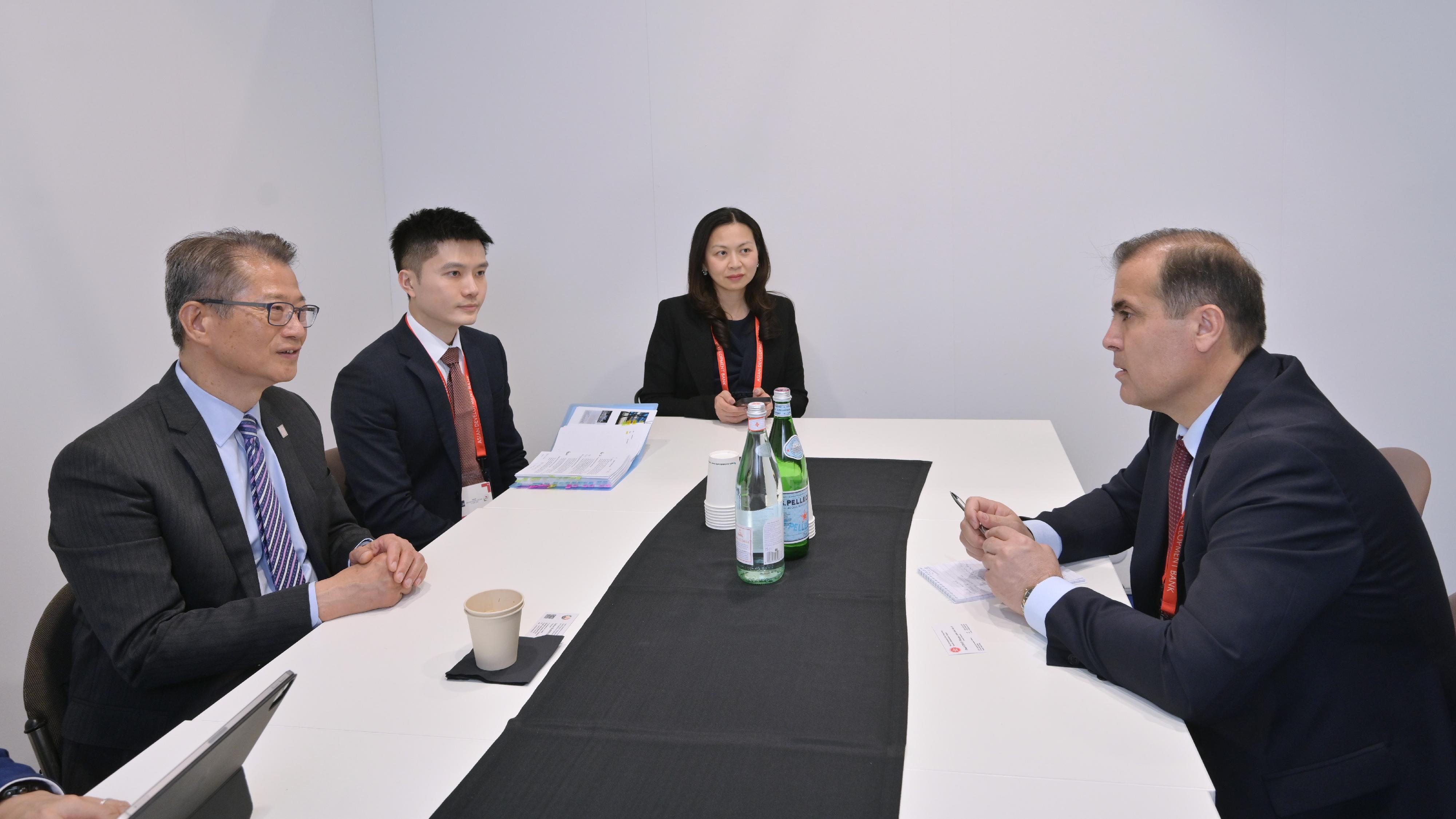 The Financial Secretary, Mr Paul Chan, continued his visit to Milan, Italy yesterday (May 6, Milan time) for the 58th Annual Meeting of the Asian Development Bank. Photo shows Mr Chan (first left) meeting with the Chairman of the State Committee on Investments and State Property Management of Tajikistan, Mr Sulton Rahimzoda (first right).