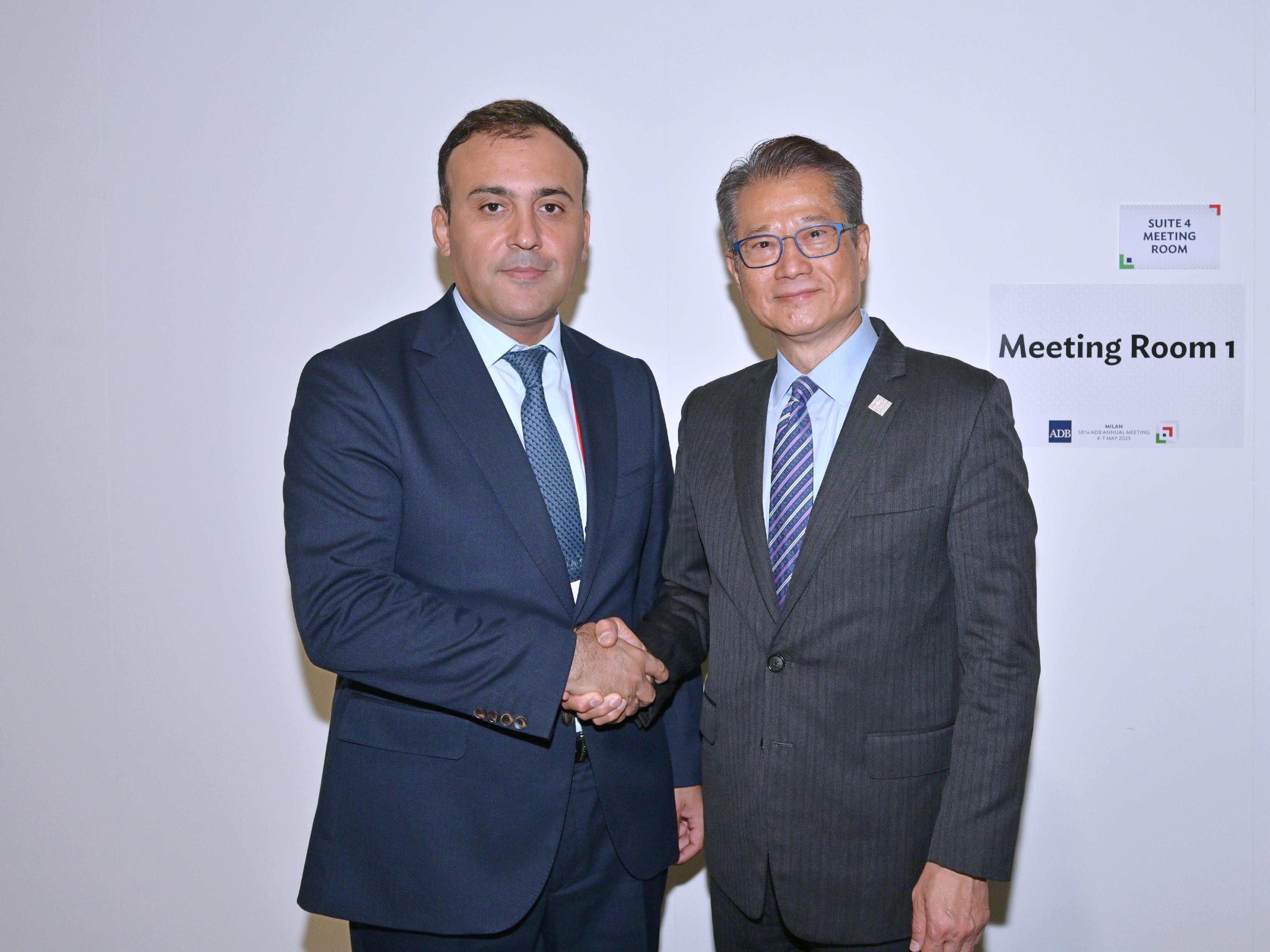 The Financial Secretary, Mr Paul Chan, continued his visit to Milan, Italy yesterday (May 6, Milan time) for the 58th Annual Meeting of the Asian Development Bank. Photo shows Mr Chan (right) meeting with the First Deputy Minister of Economy and Finance of Uzbekistan, Mr Ilhom Norqulov (left).