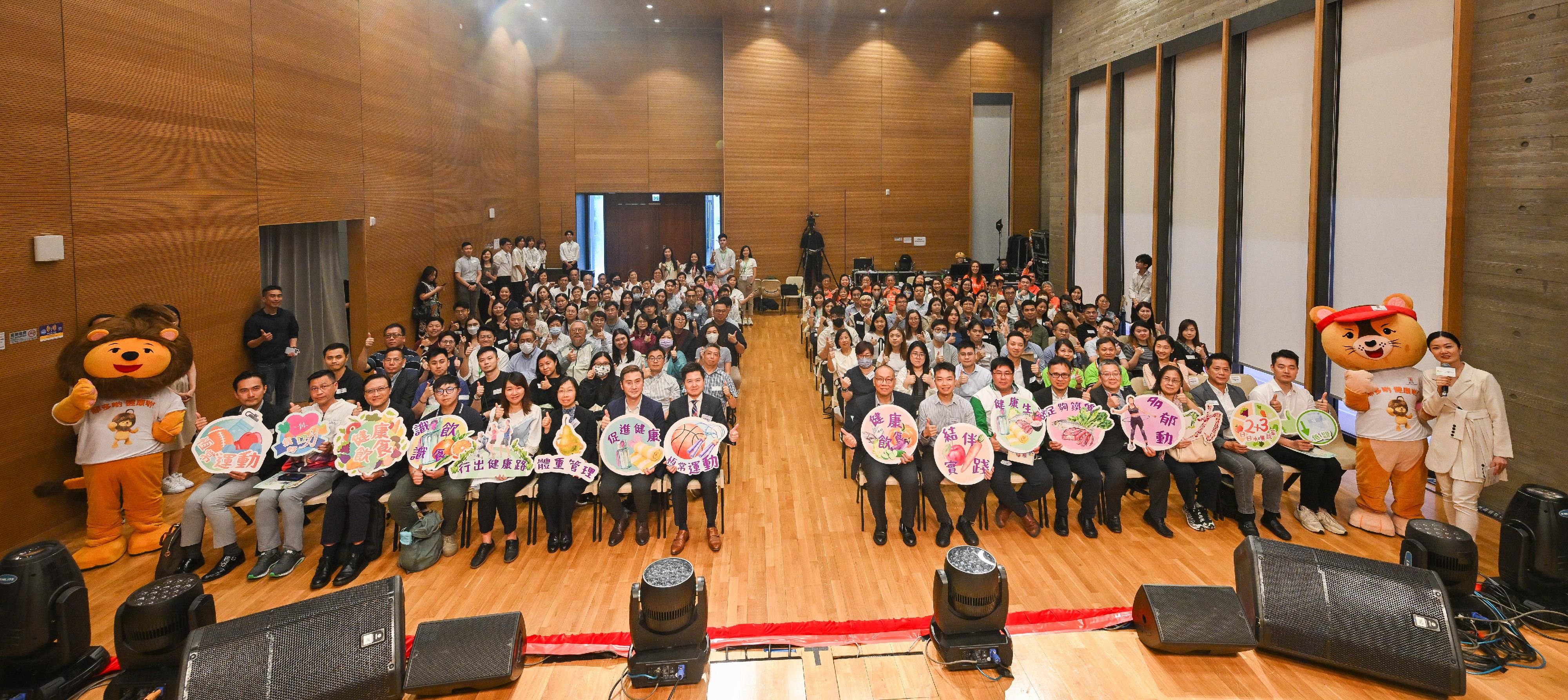 The Department of Health held the "I'm So Smart" Community Health Promotion Programme Recognition Ceremony today (May 7). Photo shows the officiating guests with participants at the ceremony.