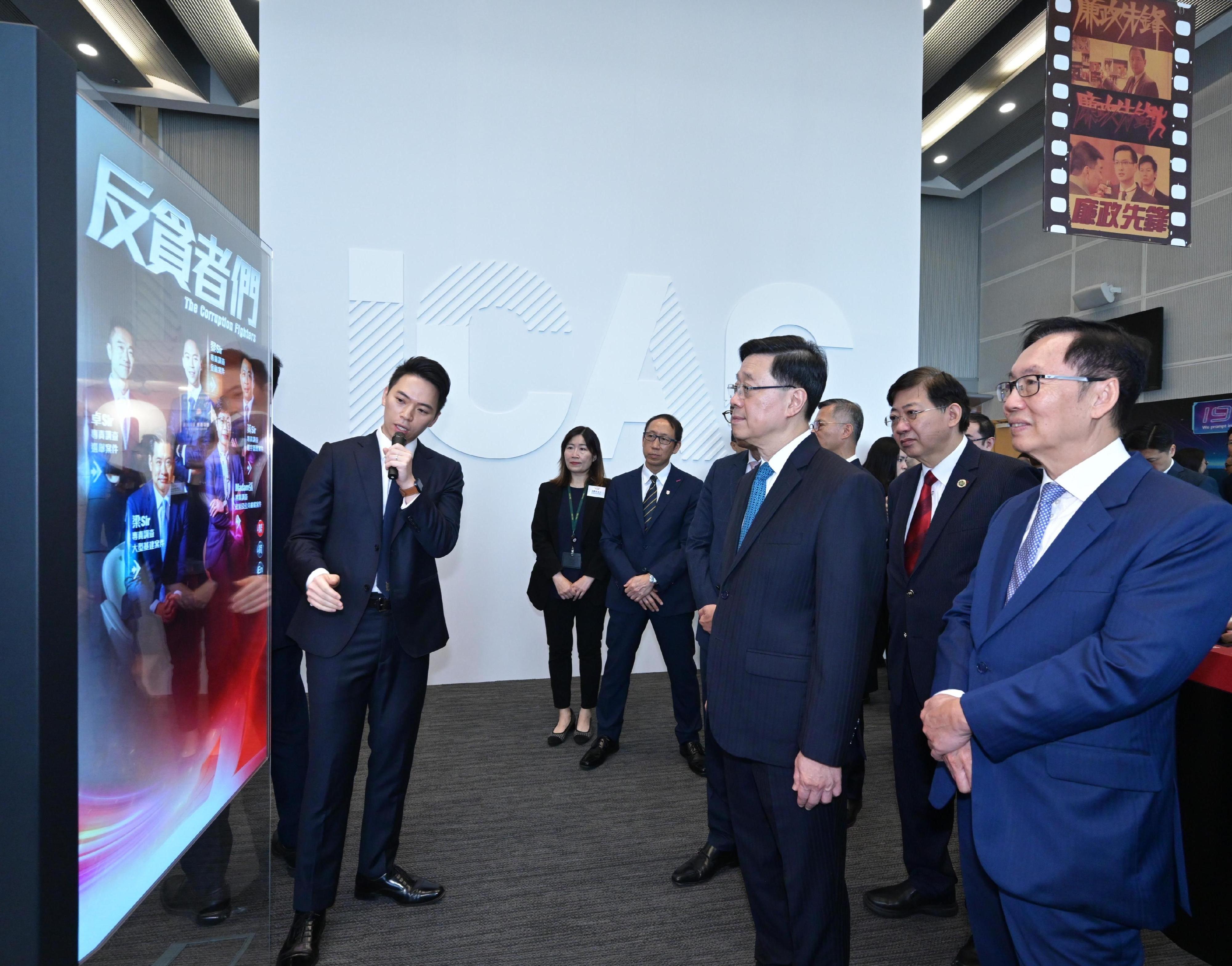 行政長官李家超今日（五月七日）出席廉政公署展覽廳重啟典禮。圖示李家超參觀展覽。