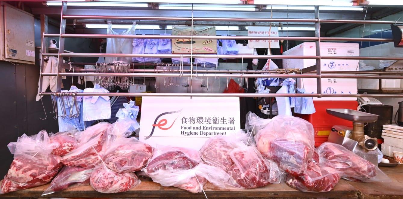 食物環境衞生署（食環署）今日（五月七日）在沙田區向一間懷疑以冷藏肉充當新鮮肉出售的持牌新鮮糧食店採取執法行動。圖示食環署人員在行動中檢獲的部分肉類。