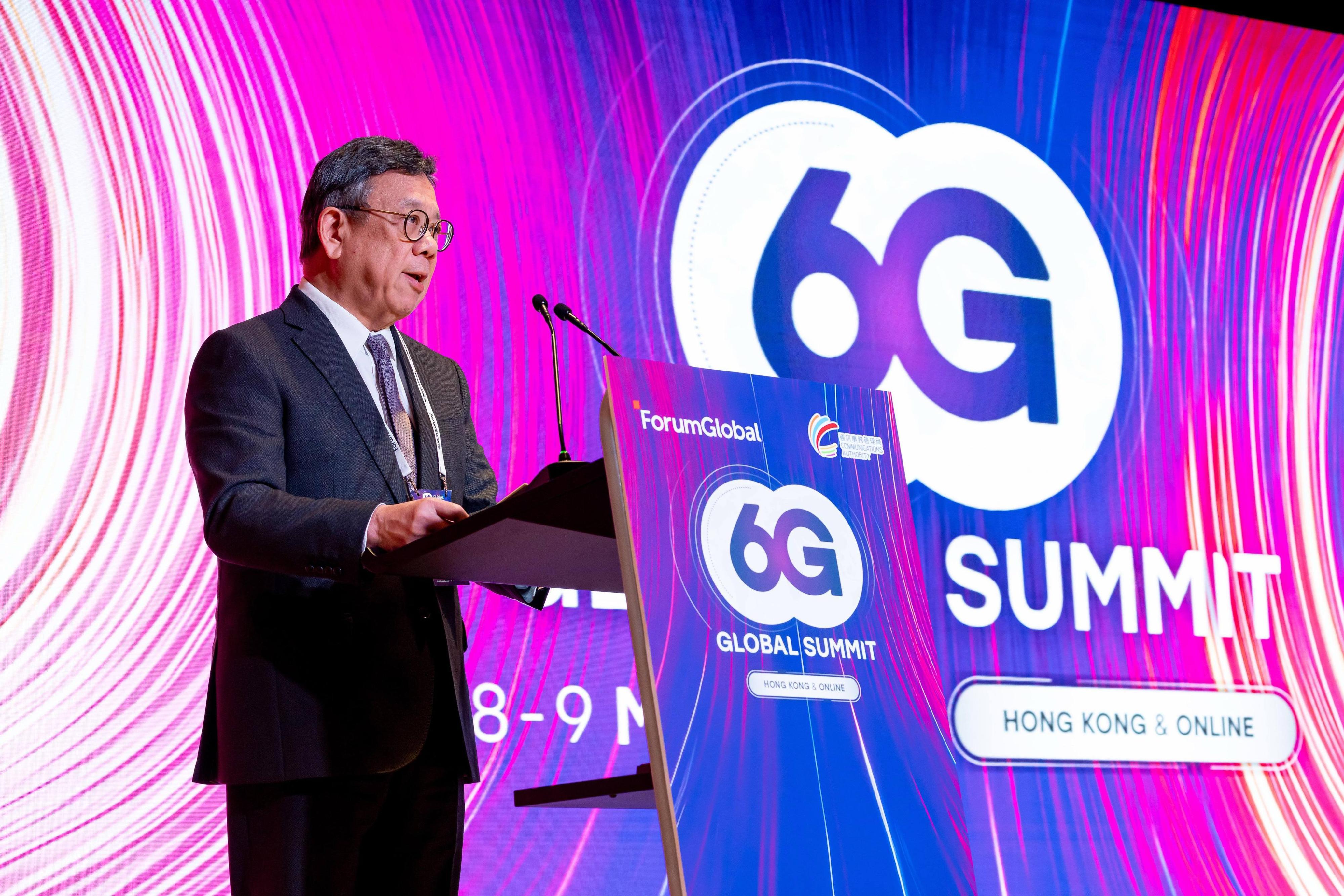 首次在亞太區舉行的6G全球高峰會今日（五月八日）在香港開幕，為期兩日。圖示商務及經濟發展局局長丘應樺在高峰會發表主題演講。