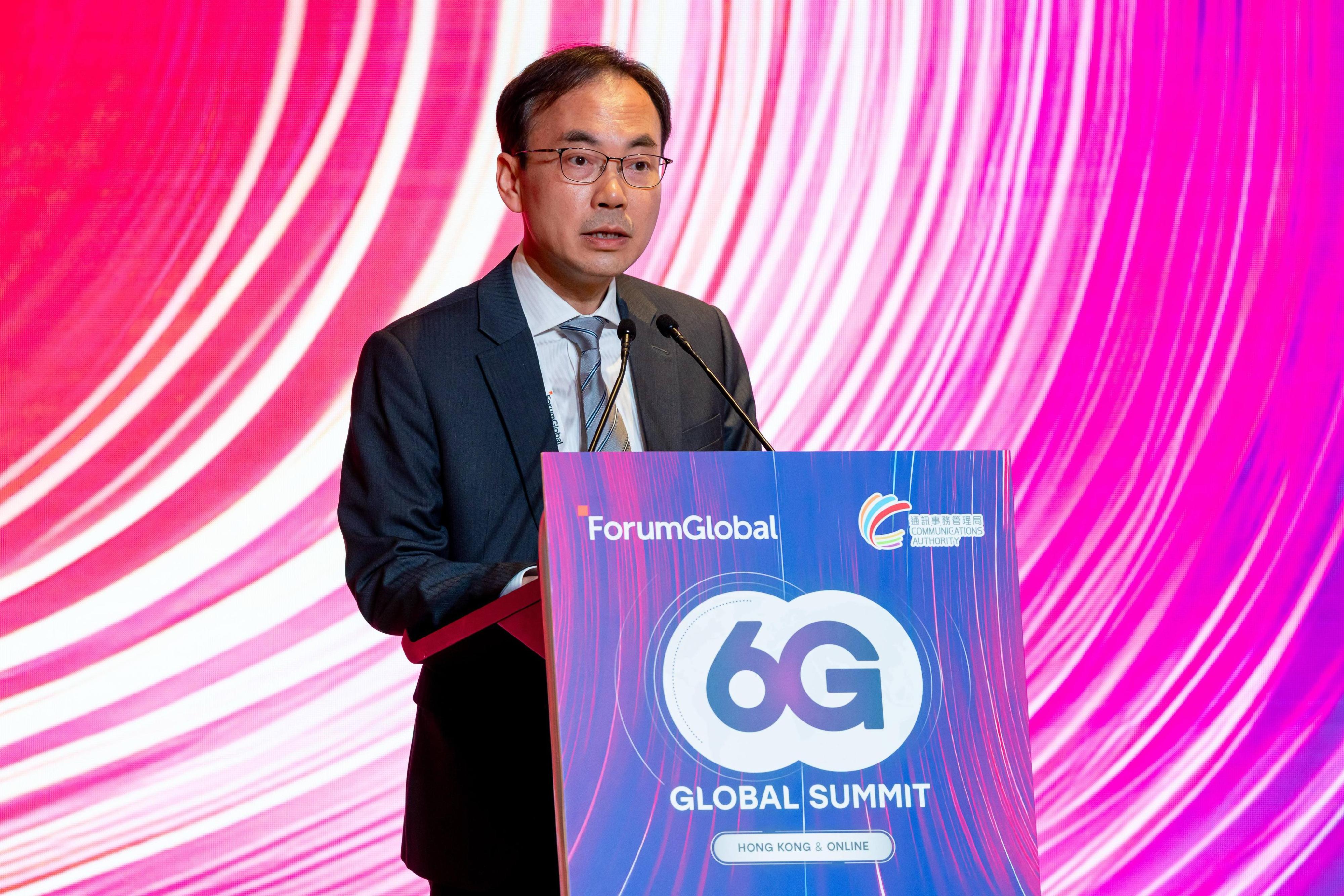 首次在亞太區舉行的6G全球高峰會今日（五月八日）在香港開幕，為期兩日。圖示通訊事務總監梁仲賢致開幕辭。