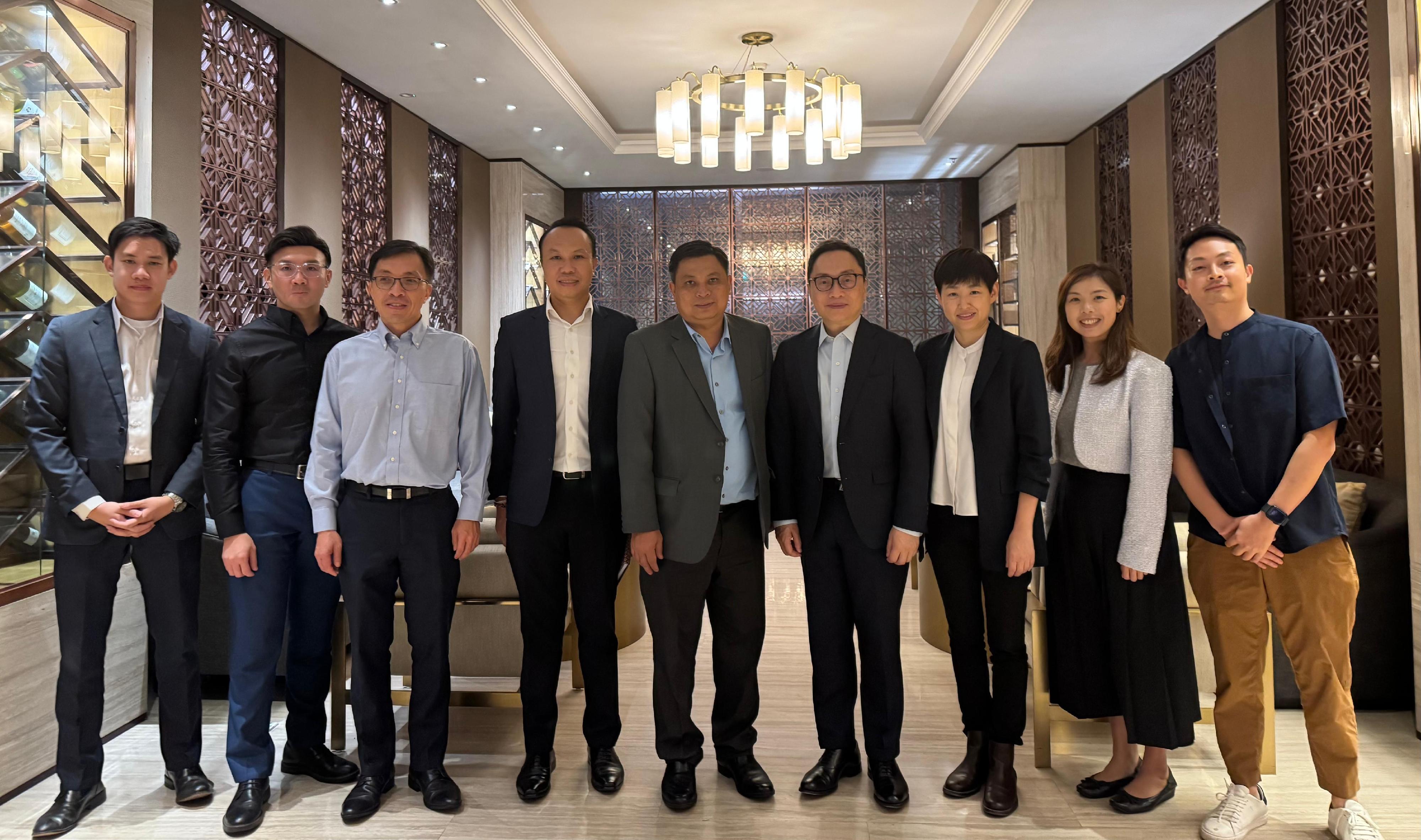 The Hong Kong Economic and Trade Office in Singapore (Singapore ETO) concluded an official visit to Vientiane, the capital of Laos, between May 6 and 7 (Vientiane time). The visit aimed to deepen understanding and collaboration with the Laotian government and business sectors, while further strengthening bilateral relations in trade, investment, and people-to-people exchanges. Photo shows the Director of the Singapore ETO, Mr Owin Fung (fourth right), and the Director-General of the Department of Asia-Pacific and Africa, Laos’ Ministry of Foreign Affairs, Mr Bounthanongsack Chanthalath (centre), after the meeting.