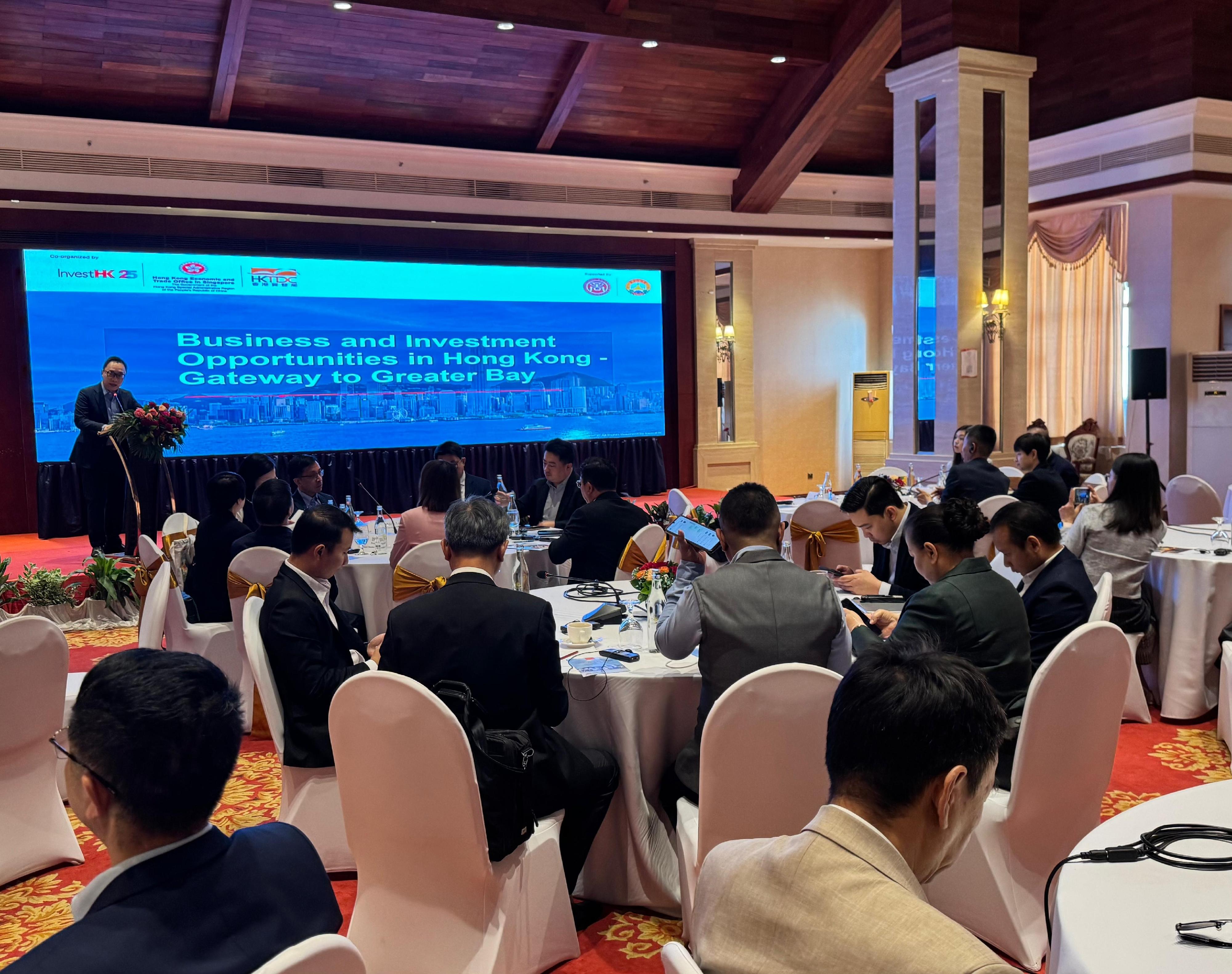 The Hong Kong Economic and Trade Office in Singapore (Singapore ETO) concluded an official visit to Vientiane, the capital of Laos, between May 6 and 7 (Vientiane time). The visit aimed to deepen understanding and collaboration with the Laotian government and business sectors, while further strengthening bilateral relations in trade, investment, and people-to-people exchanges. On May 7, the Singapore ETO organised a business seminar and networking event, "Business and Investment Opportunities in Hong Kong - Gateway to Greater Bay Area", in collaboration with Invest Hong Kong, and the Hong Kong Trade Development Council. The event attracted about 70 local business leaders and investors, including executive committee members of the Lao National Chamber of Commerce and Industry and the Lao Chinese Chamber of Commerce, which were the event's supporting organisations. Photo shows the Director of the Singapore ETO, Mr Owin Fung, giving the opening remarks at the seminar.
