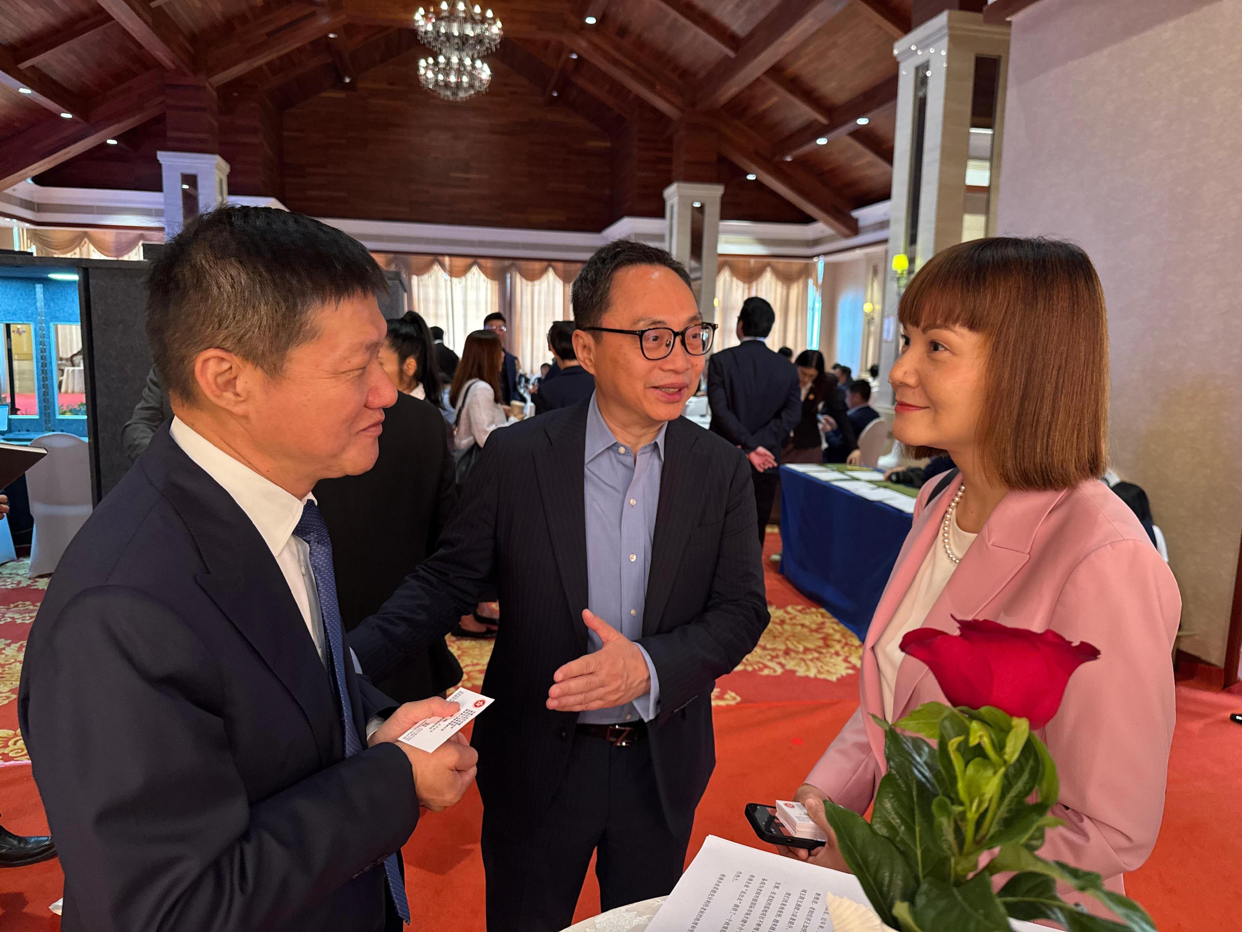 The Hong Kong Economic and Trade Office in Singapore (Singapore ETO) concluded an official visit to Vientiane, the capital of Laos, between May 6 and 7 (Vientiane time). The visit aimed to deepen understanding and collaboration with the Laotian government and business sectors, while further strengthening bilateral relations in trade, investment, and people-to-people exchanges. On May 7, the Singapore ETO organised a business seminar and networking event, "Business and Investment Opportunities in Hong Kong - Gateway to Greater Bay Area", in collaboration with Invest Hong Kong, and the Hong Kong Trade Development Council. The event attracted about 70 local business leaders and investors, including executive committee members of the Lao National Chamber of Commerce and Industry and the Lao Chinese Chamber of Commerce, which were the event's supporting organisations. The Commissioner for the Development of the Guangdong-Hong Kong-Macao Greater Bay Area, Ms Maisie Chan, also participated in the event. Photo shows the Director of the Singapore ETO, Mr Owin Fung (centre), and Ms Chan (right) mingling with a Laos businessman attending the seminar.
