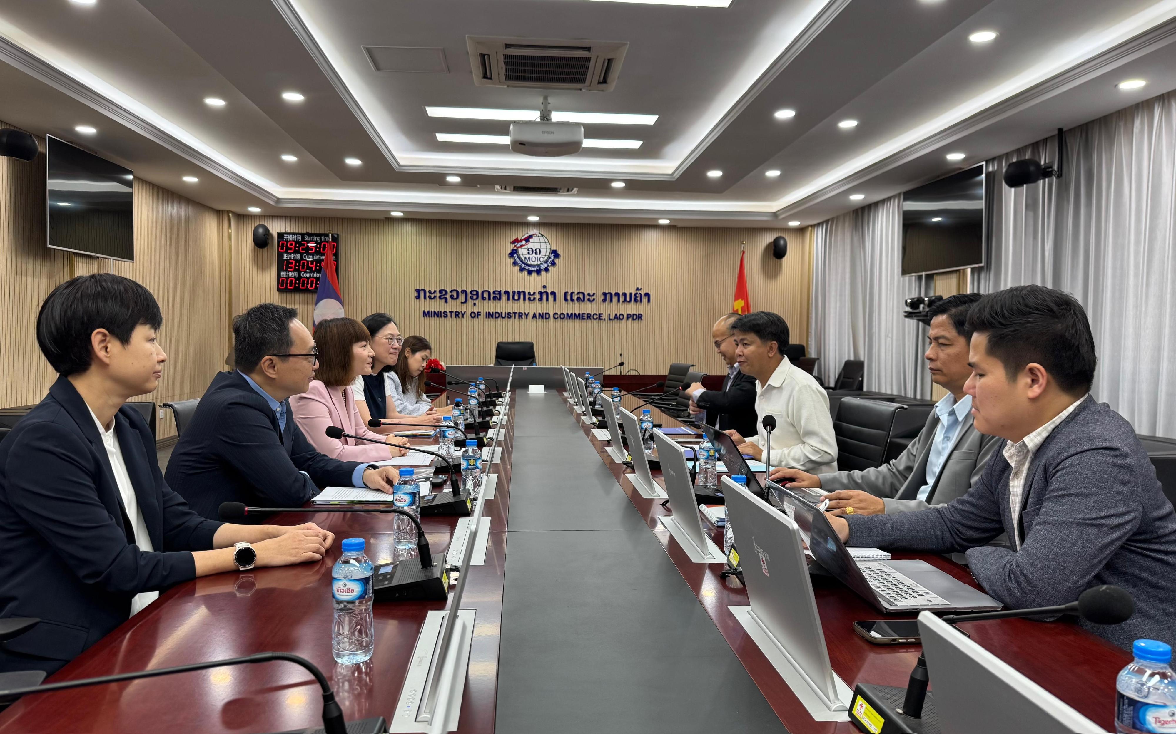 The Hong Kong Economic and Trade Office in Singapore (Singapore ETO) concluded an official visit to Vientiane, the capital of Laos, between May 6 and 7 (Vientiane time). The visit aimed to deepen understanding and collaboration with the Laotian government and business sectors, while further strengthening bilateral relations in trade, investment, and people-to-people exchanges. The Director of the Singapore ETO, Mr Owin Fung (second left), and the Commissioner for the Development of the Guangdong-Hong Kong-Macao Greater Bay Area, Ms Maisie Chan (third left), had a working meeting with the Permanent Secretary, Laos Ministry of Industry and Commerce, Dr Buavanh Vilavong (third right). Both sides expressed confidence in the partnership between Hong Kong and Laos business communities which would promote greater regional integration and sustainable economic growth. Mr Fung also sought continued support for Hong Kong’s accession to the Regional Comprehensive Economic Partnership.  