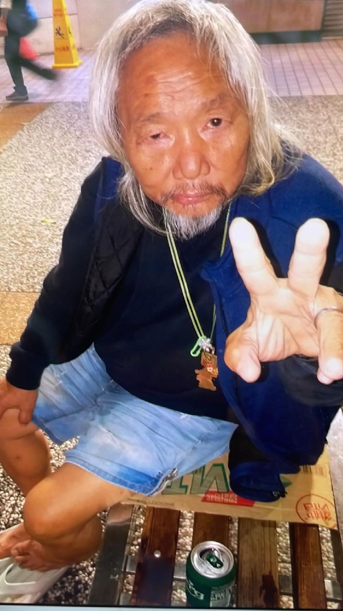 LAW Siu-hang, aged 70, is about 1.5 metres tall, 60 kilograms in weight and of thin build. He has a pointed face with yellow complexion and long white hair, and with tattoos on his abdomen and arms. He was last seen wearing a blue vest jacket, apricot trousers and white flip flops.