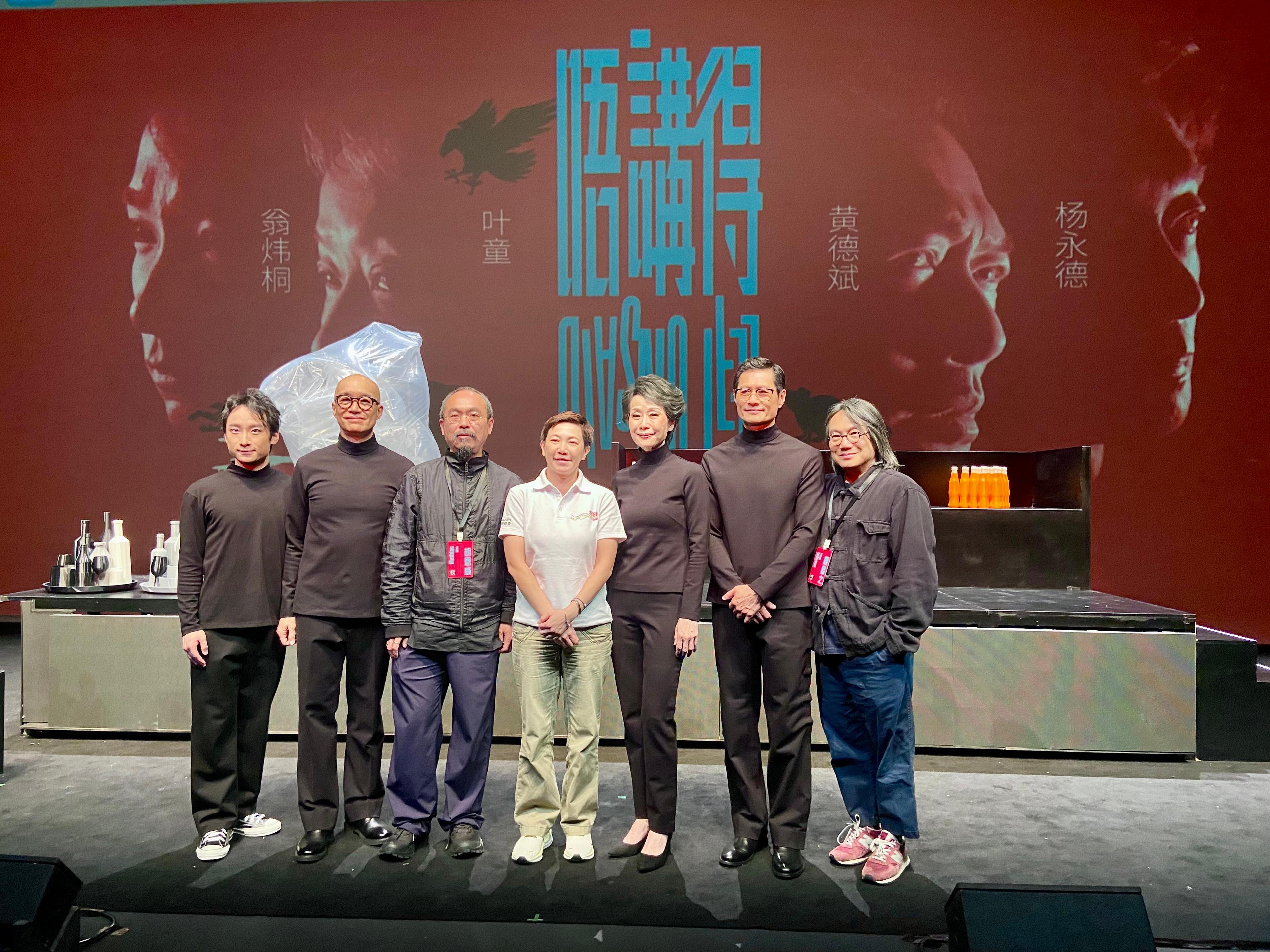 The Hong Kong Economic and Trade Office, Jakarta (HKETO Jakarta) supported the Asia tour of Hong Kong theatre group Zuni Icosahedron in Kuala Lumpur, Malaysia, to promote cultural and artistic exchange between Hong Kong and Malaysia. Photo shows the Director-General of the HKETO Jakarta, Miss Libera Cheng (centre), in a group picture with the Co-Artistic Director of the theatre group Mathias Woo (third left) and actors today (May 9).