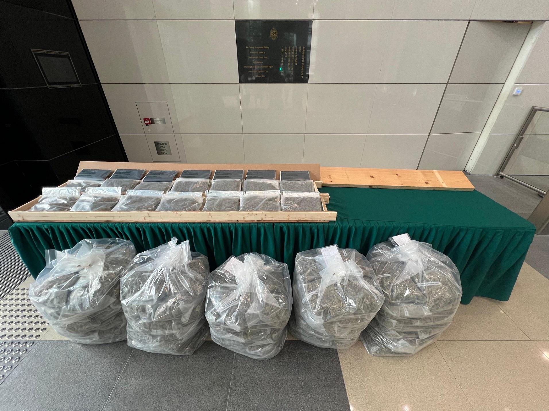 香港海關四月十日在葵涌檢獲約六十公斤懷疑大麻花，估計市值約一千三百萬元。圖示在一批海運貨物中的木製地板內檢獲的懷疑大麻花。


