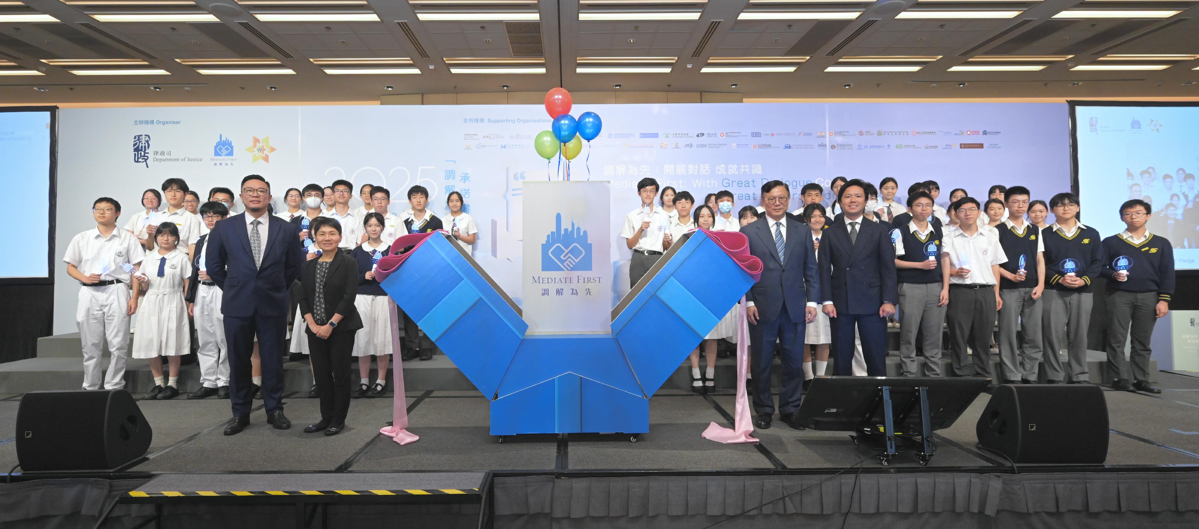 The biennial "Mediate First" Pledge Event organised by the Department of Justice (DoJ) was held today (May 9). Photo shows the Deputy Secretary for Justice, Mr Cheung Kwok-kwan (first row, second right), and the Law Officer (Civil Law) of the DoJ, Ms Christina Cheung (first row, second left), at the signing ceremony with the new signees of the Pledge.

