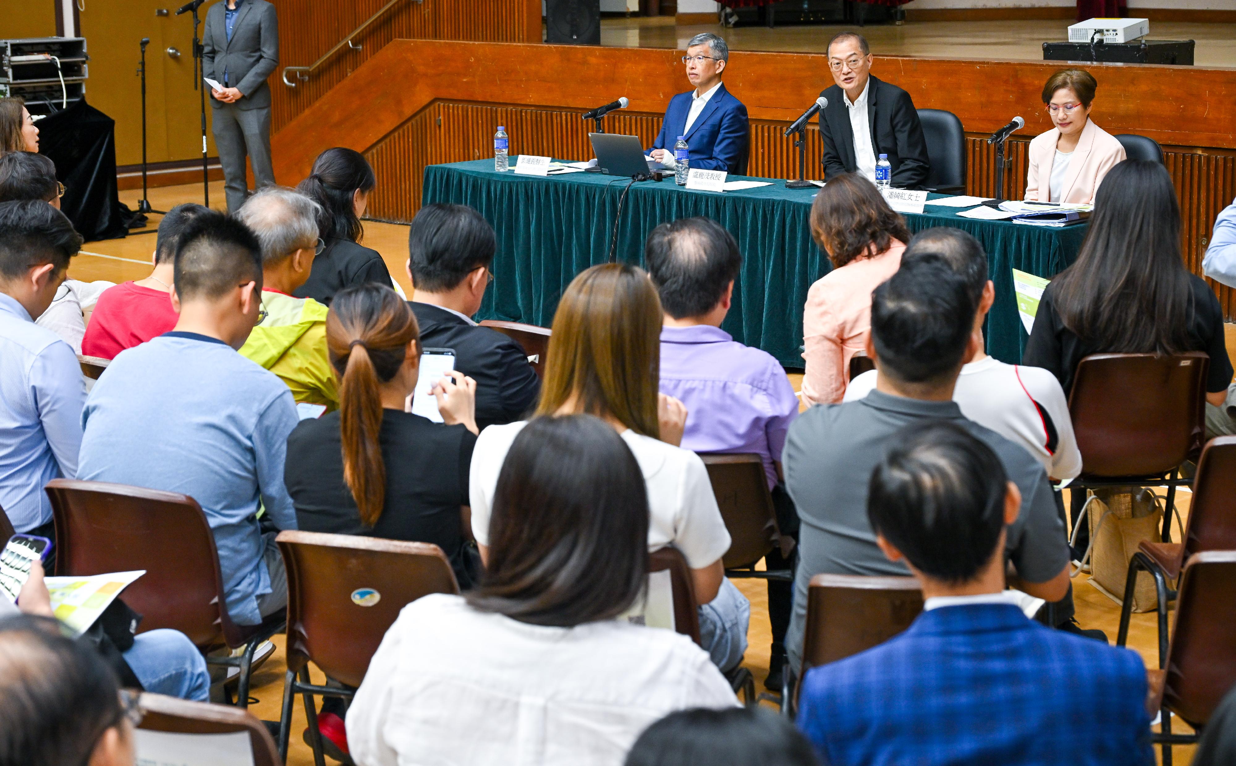 醫務衞生局局長盧寵茂教授（中）、醫院管理局（醫管局）代理行政總裁鄧耀鏗醫生（左）和醫管局總行政經理（專職醫療）潘綺紅（右）今日（五月九日）出席第二場公營醫療收費改革區議會簡介會，向二百多名區議員和地區人士解說改革的方案及目標。