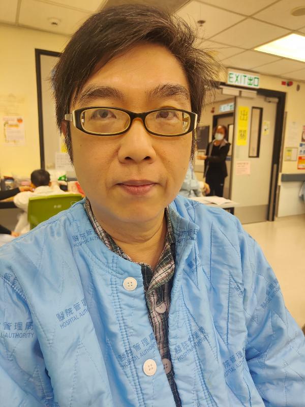 Chan Chi-wai, aged 52, is about 1.68 metres tall, 90 kilograms in weight and of fat build. He has a round face with yellow complexion and short black hair. He was last seen wearing a black vest, black shorts, white sneakers, a white cap, a pair of black glasses and carrying a brown bag. 
