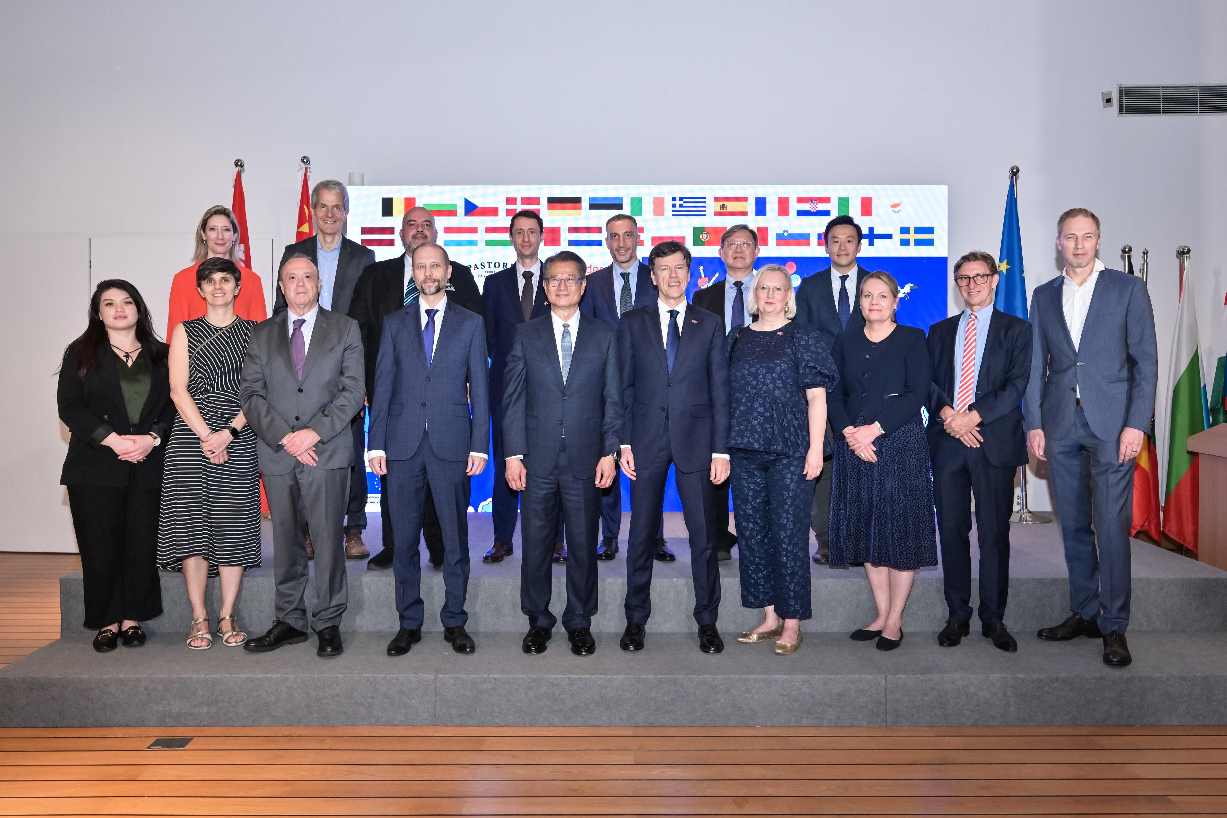 The Financial Secretary, Mr Paul Chan, attended the Europe Day 2025 reception today (May 9). Photo shows Mr Chan (front row, fifth left); the Head of the European Union Office to Hong Kong and Macao, Mr Harvey Rouse (front row, fifth right); and other guests at the event.