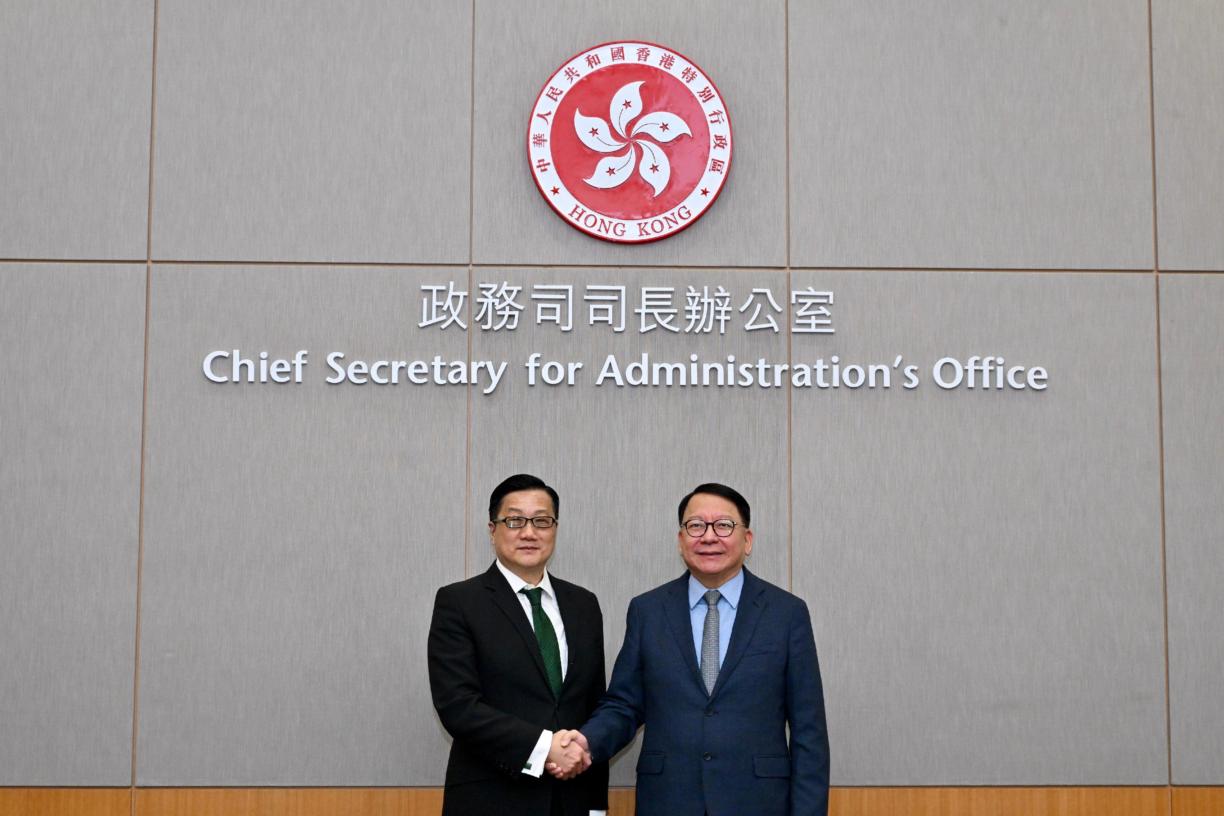 The Chief Secretary for Administration, Mr Chan Kwok-ki (right), meets with the Ombudsman, Mr Jack Chan (left), today (May 9) to follow up on the Direct Investigation Operation Report on Government's Regulation of Occupational Safety and Health in Construction Industry, published by the Office of The Ombudsman on April 16.