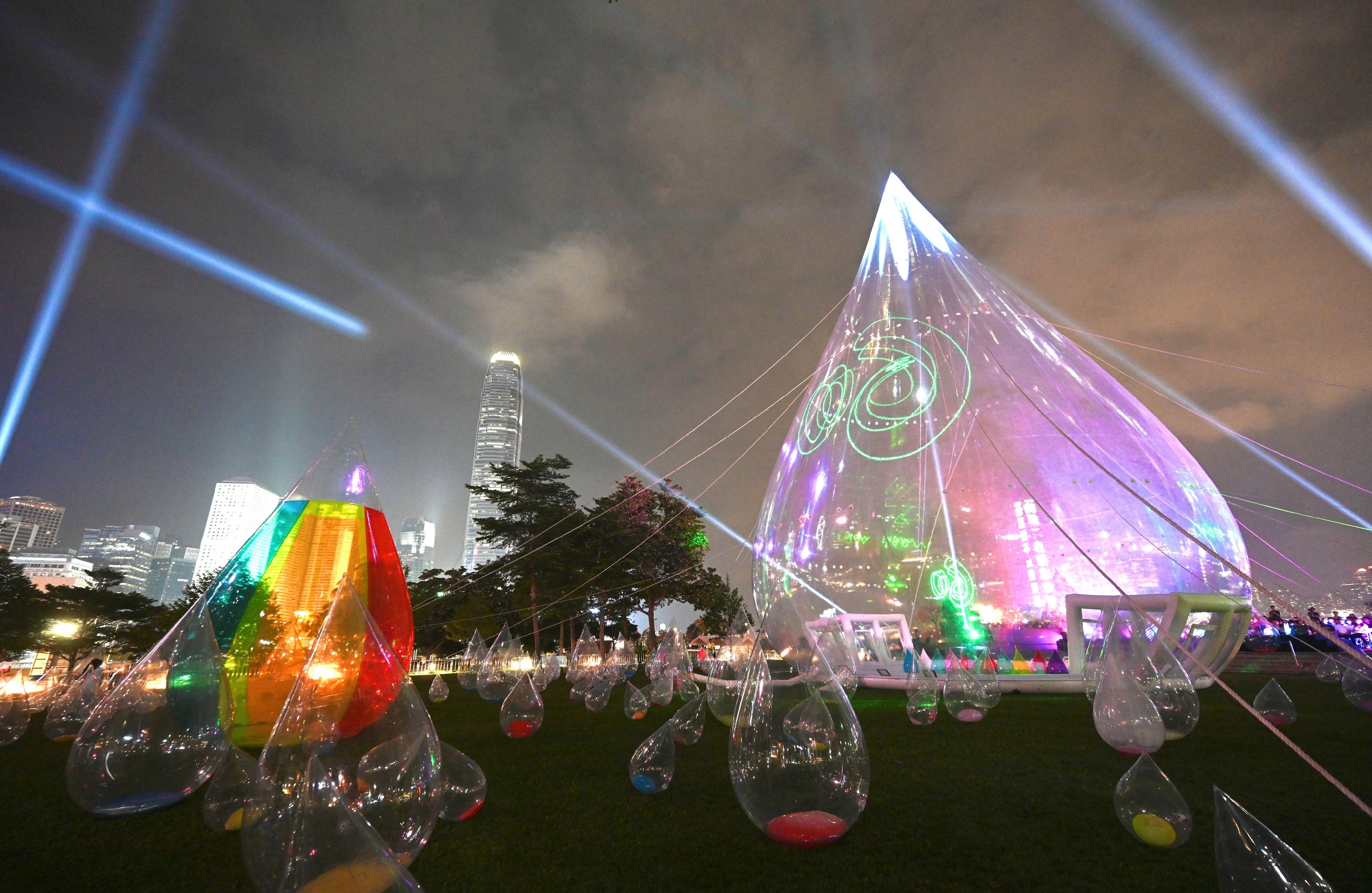 The Dancing Water Drops Exhibition, the large-scale art installations exhibition in celebration of the 60th anniversary of Dongjiang water supply to Hong Kong, will present a 28.8-metre-tall water drop-shaped installation for the first time tomorrow (May 11). It is by far the largest of its kind among similar exhibitions.