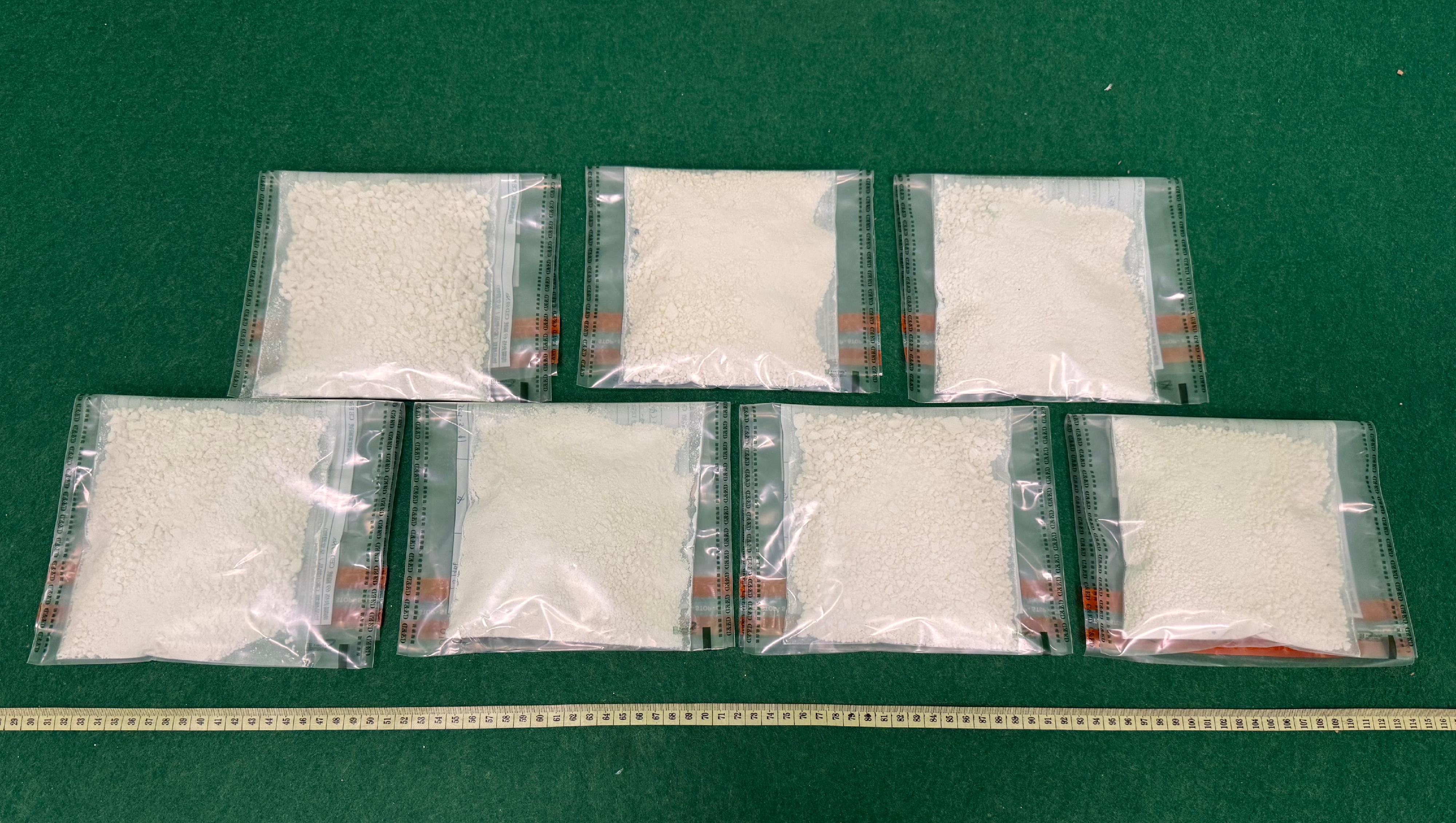 Hong Kong Customs yesterday (May 10) detected a passenger drug trafficking case at Hong Kong International Airport and seized about 1.45 kilograms of suspected cocaine with an estimated market value of over $1.1 million. One man was arrested. Photo shows the suspected cocaine seized.