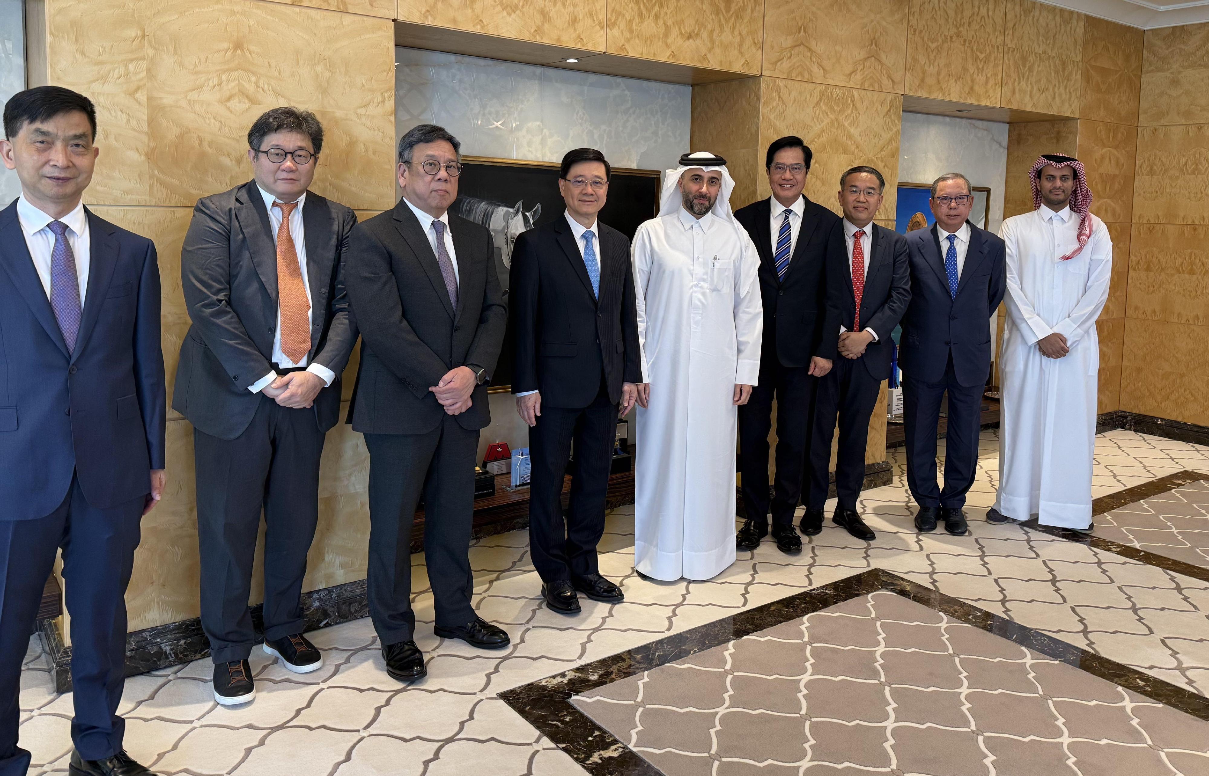 The Chief Executive, Mr John Lee (fourth left), today (May 11) visited Qatar Investment Authority to learn about the development of Qatar’s financial sector.