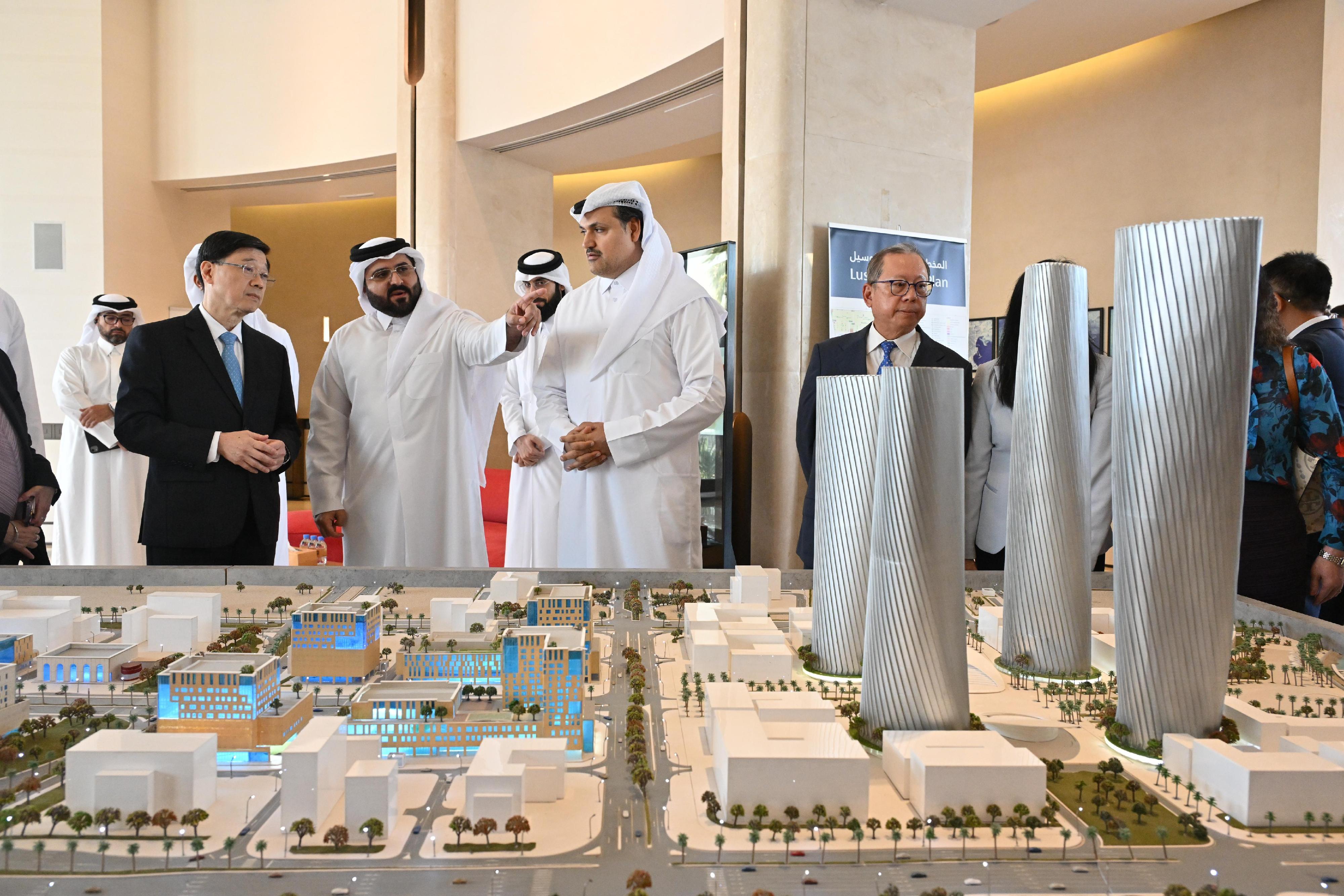The Chief Executive, Mr John Lee (front row, first left), today (May 11) visited Lusail City, the second-largest city in Qatar, to understand how the city integrates innovation and technology with urban planning and infrastructure development.