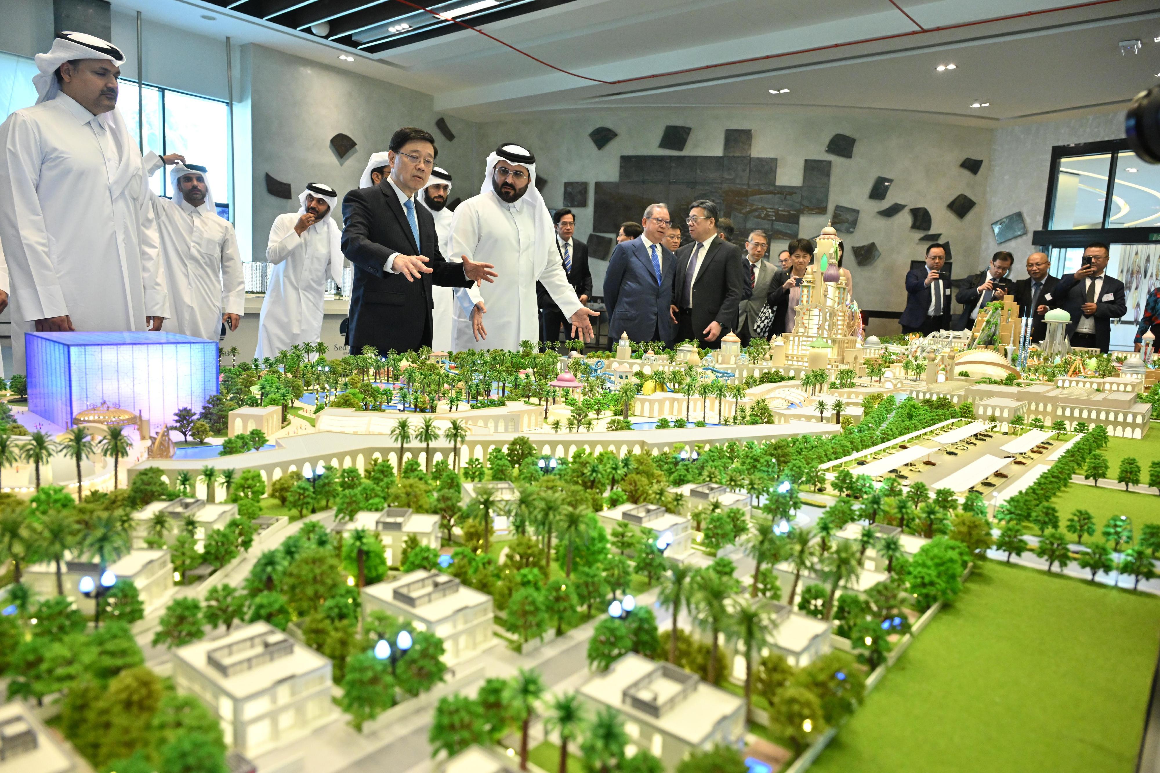 The Chief Executive, Mr John Lee (fourth left), today (May 11) visited Lusail City, the second-largest city in Qatar, to understand how the city integrates innovation and technology with urban planning and infrastructure development.