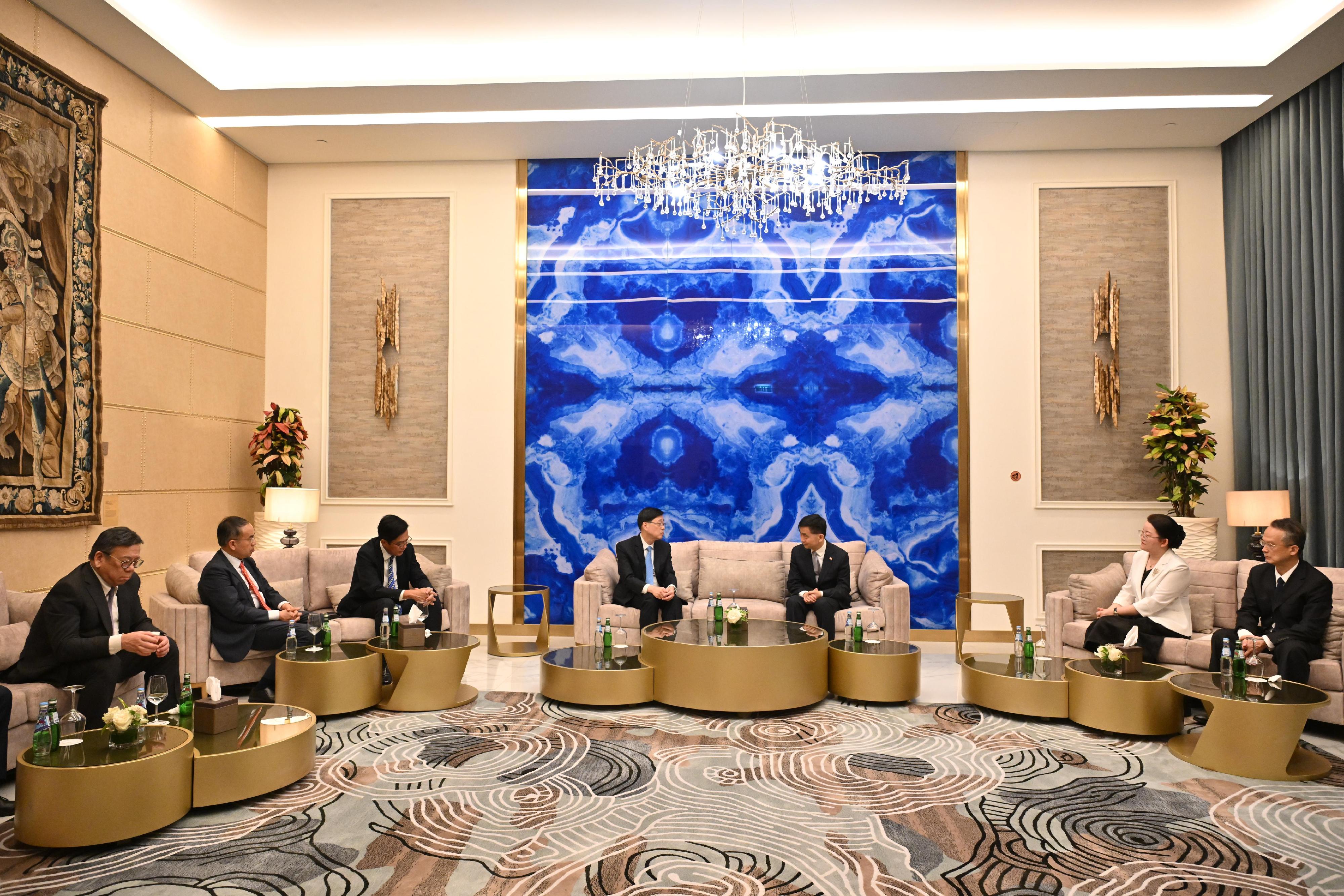 The Chief Executive, Mr John Lee, attended a dinner hosted by the Ambassador Extraordinary and Plenipotentiary of the People's Republic of China to the State of Qatar, Mr Cao Xiaolin, in Qatar today (May 11). Photo shows Mr Lee (fourth left) meeting with Mr Cao (third right) before the dinner.