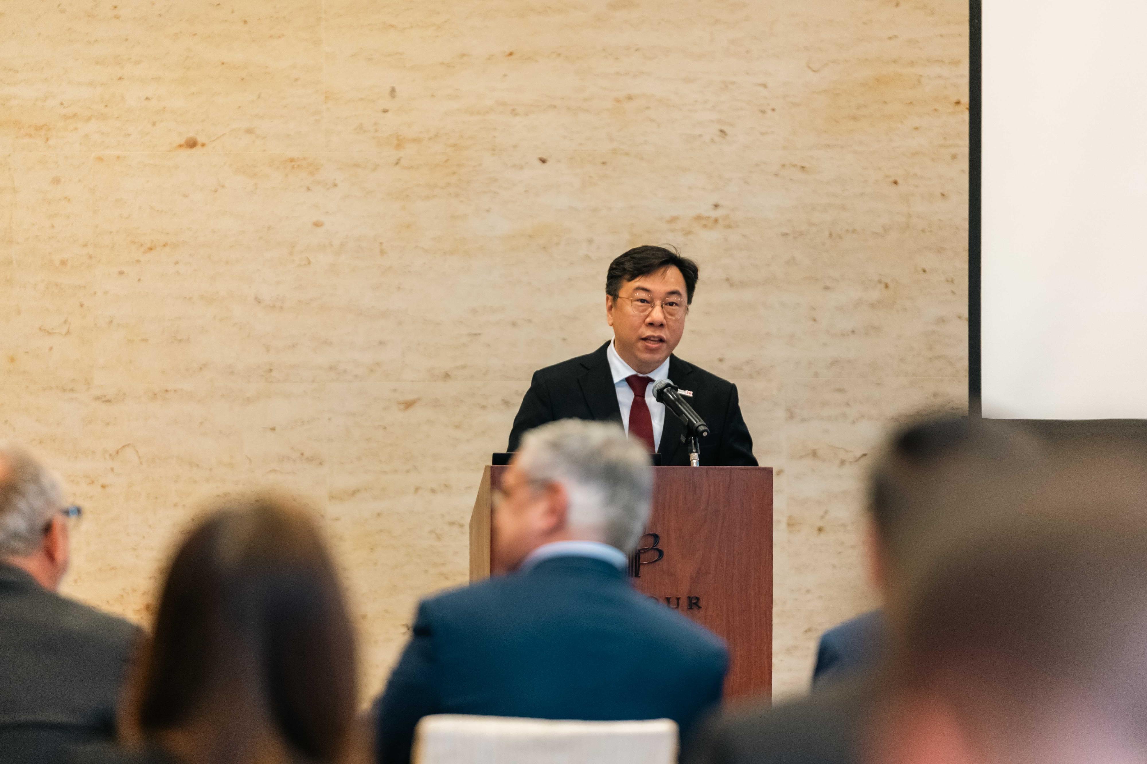 署理投資推廣署署長劉智元於研討會上致辭，強調香港作為區域創新樞紐的角色。 