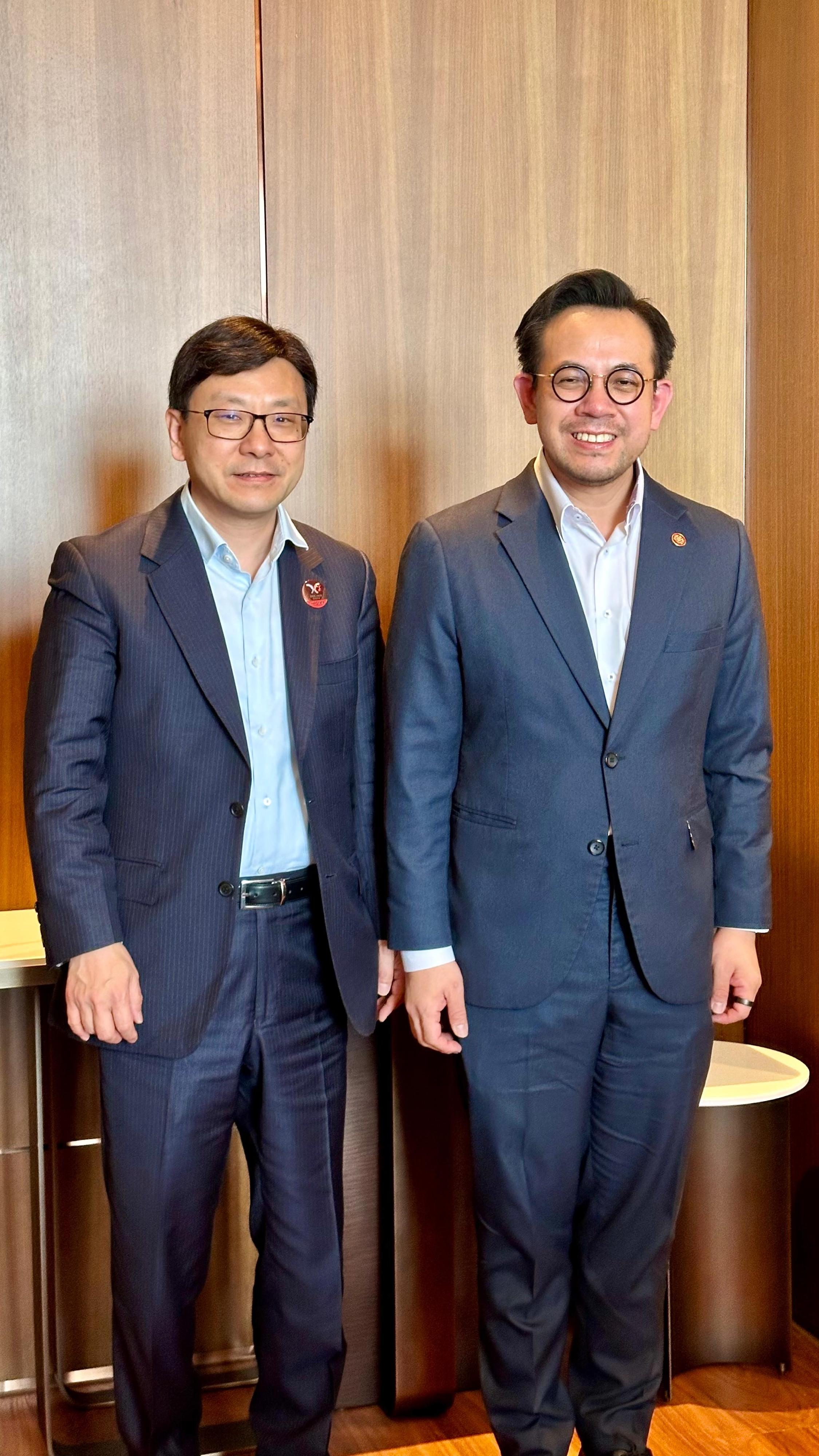 The Secretary for Labour and Welfare, Mr Chris Sun, attended the Seventh Asia-Pacific Economic Cooperation Human Resources Development Ministerial Meeting in Jeju, Korea, today (May 12), during which he delivered speeches at two plenaries. Photo shows Mr Sun (left) calling on the Minister of Human Resources of Malaysia, Mr Steven Sim (right), to exchange views on issues of mutual concern yesterday (May 11).