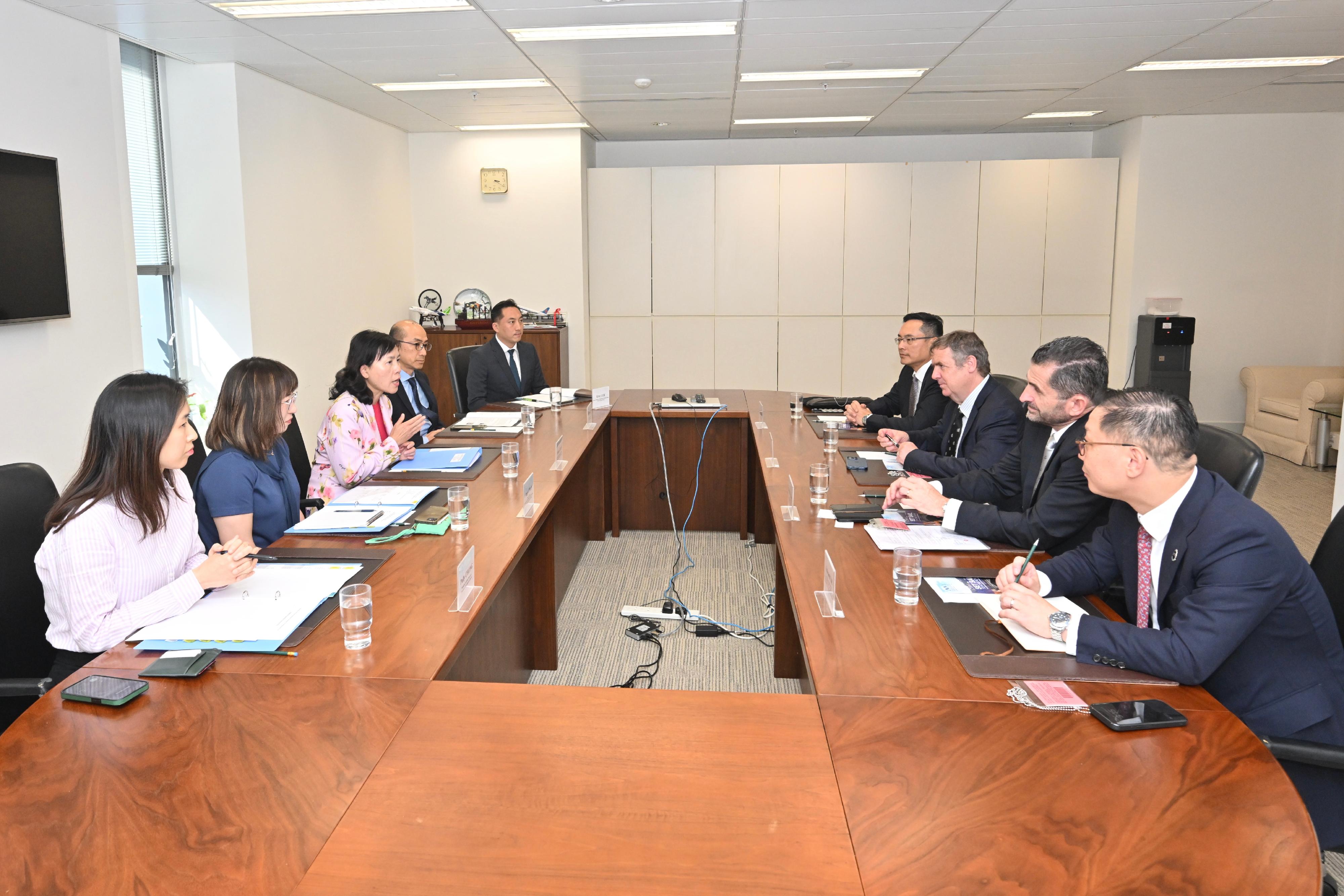 The Secretary for Transport and Logistics, Ms Mable Chan (third left), met with the Secretary General of the International Chamber of Shipping (ICS), Mr Guy Platten (third right), and his designated successor, Mr Thomas Kazakos (second right), today (May 12) to solidify plans for the Hong Kong Special Administrative Region Government and the ICS to co-host the second Global Maritime Trade Summit during Hong Kong Maritime Week in November this year.