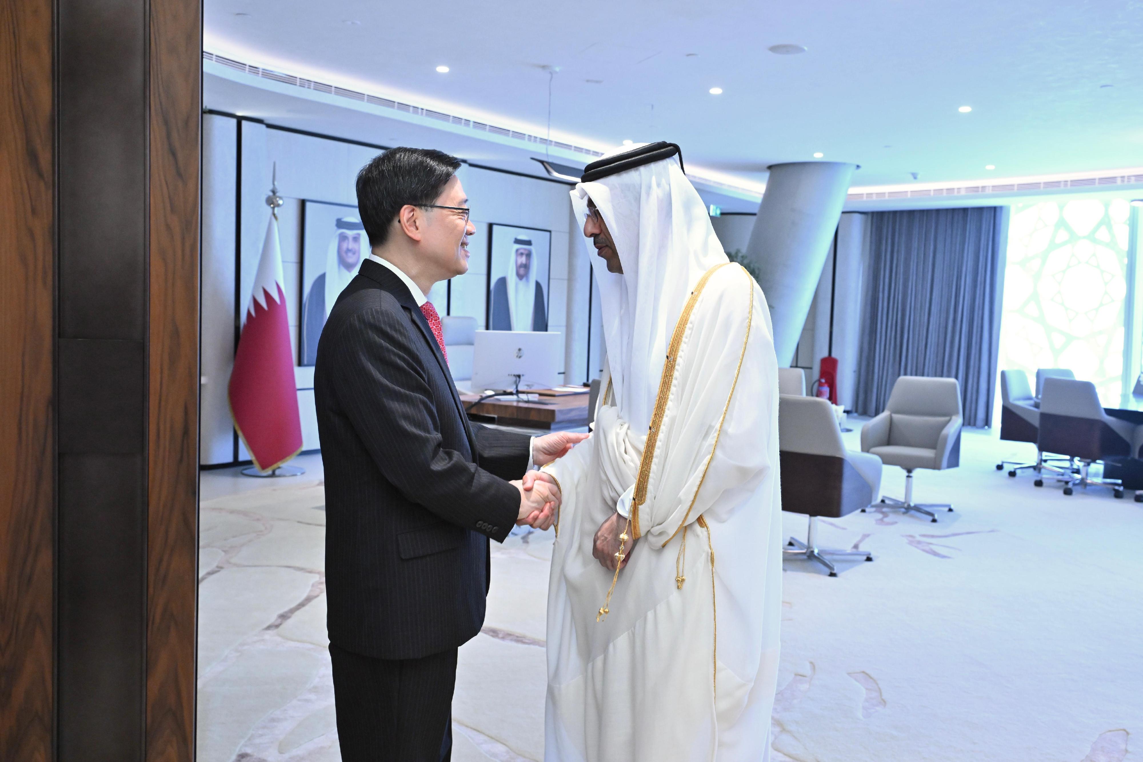 行政長官李家超（左）今日（五月十二日）在卡塔爾與卡塔爾勞工部長Ali bin Saeed bin Samikh Al Marri 博士（右）會面。