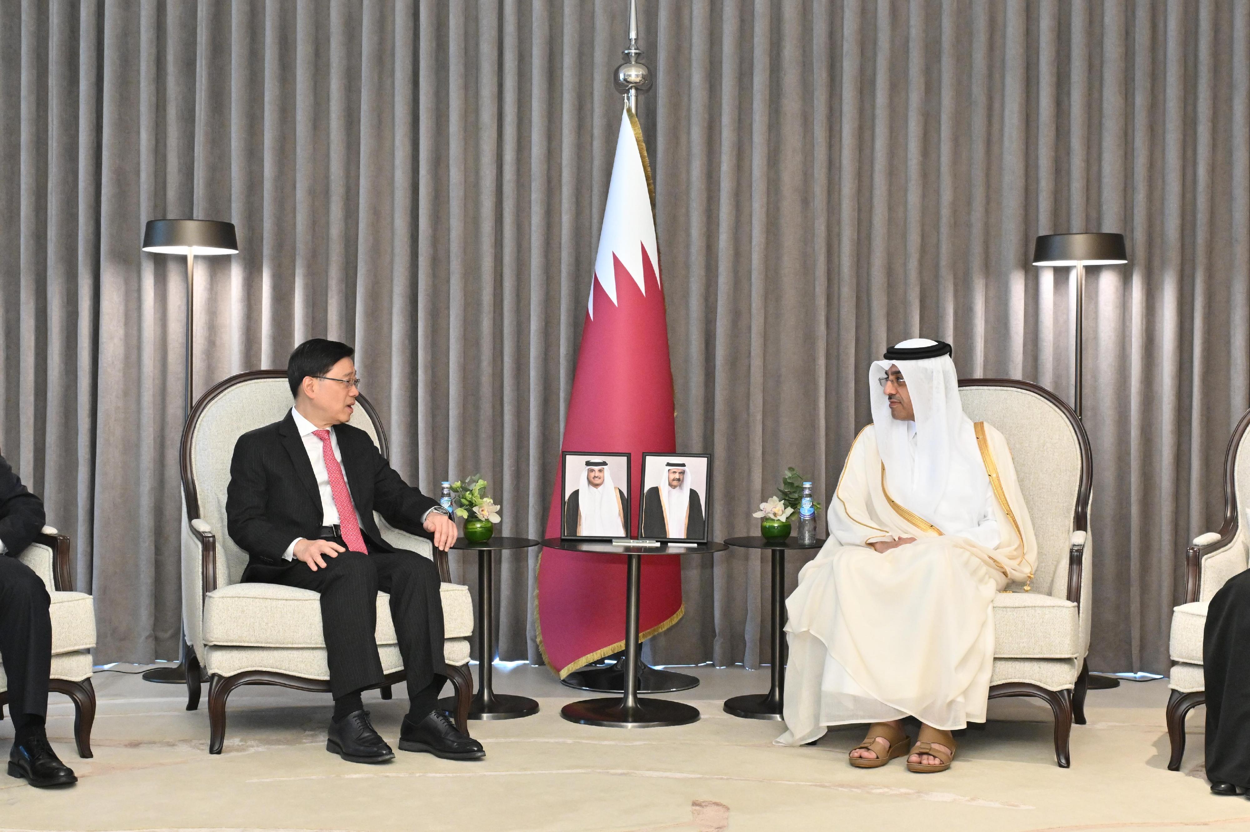 行政長官李家超（左）今日（五月十二日）在卡塔爾與卡塔爾勞工部長Ali bin Saeed bin Samikh Al Marri 博士（右）會面。