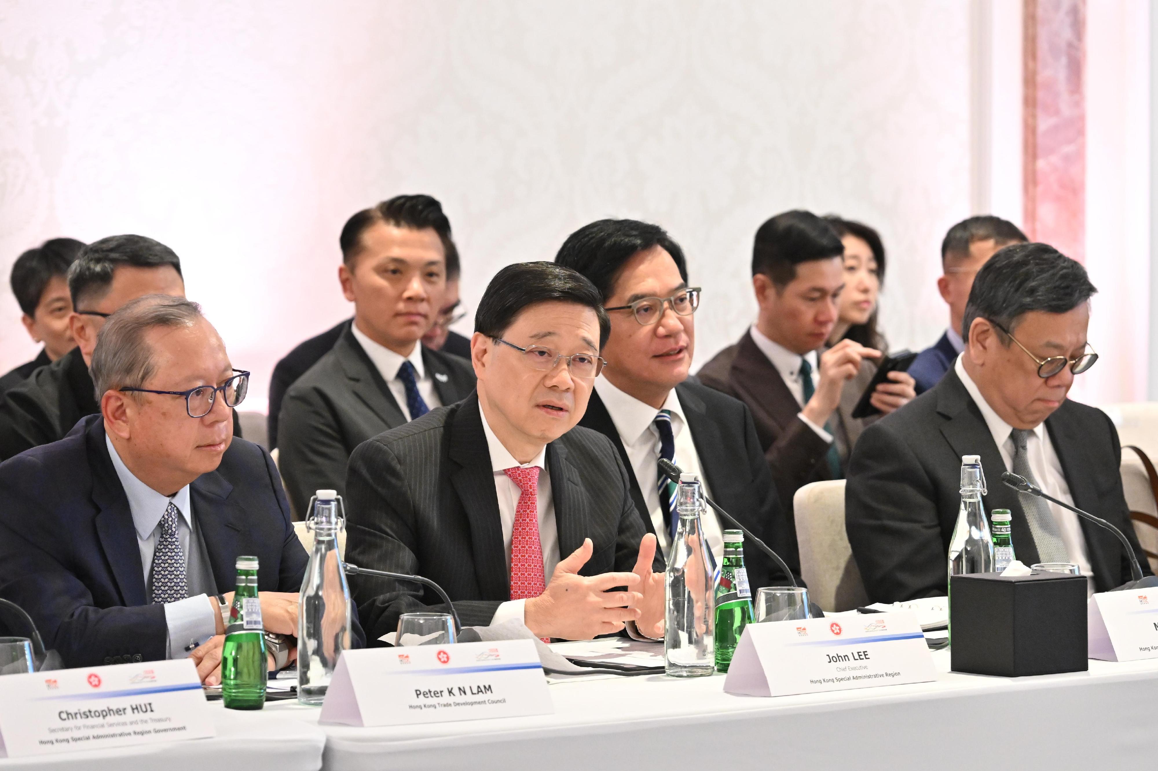行政長官李家超（前排左二）今日（五月十二日）在卡塔爾與卡塔爾商人協會進行圓桌會議。