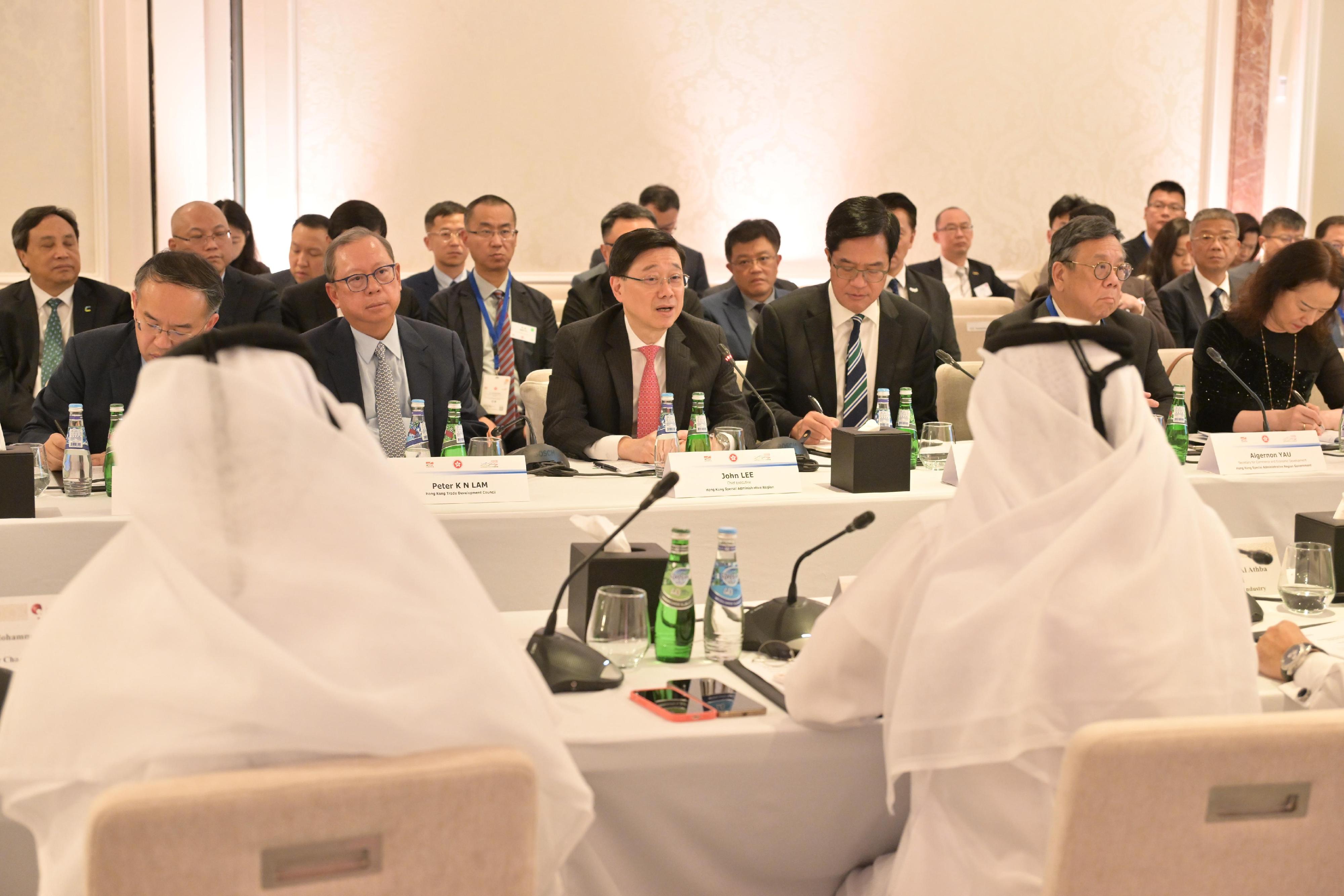 行政長官李家超（前排左三）今日（五月十二日）在卡塔爾與卡塔爾工商會進行圓桌會議。