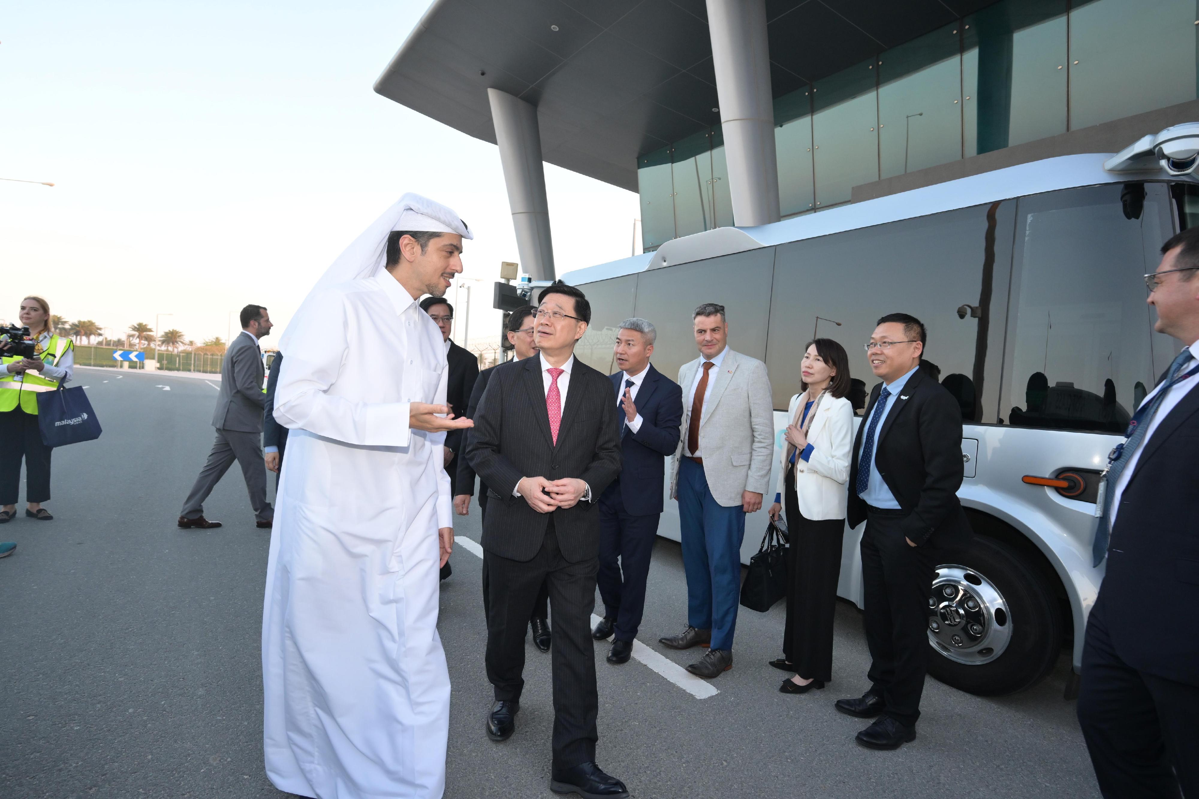 行政長官李家超今日（五月十二日）在卡塔爾多哈哈馬德國際機場，了解其自動駕駛車輛試驗計劃的運作和成效。圖示李家超（前排左二）了解參與試驗計劃、國際總部在香港的內地企業馭勢科技的車輛運作。