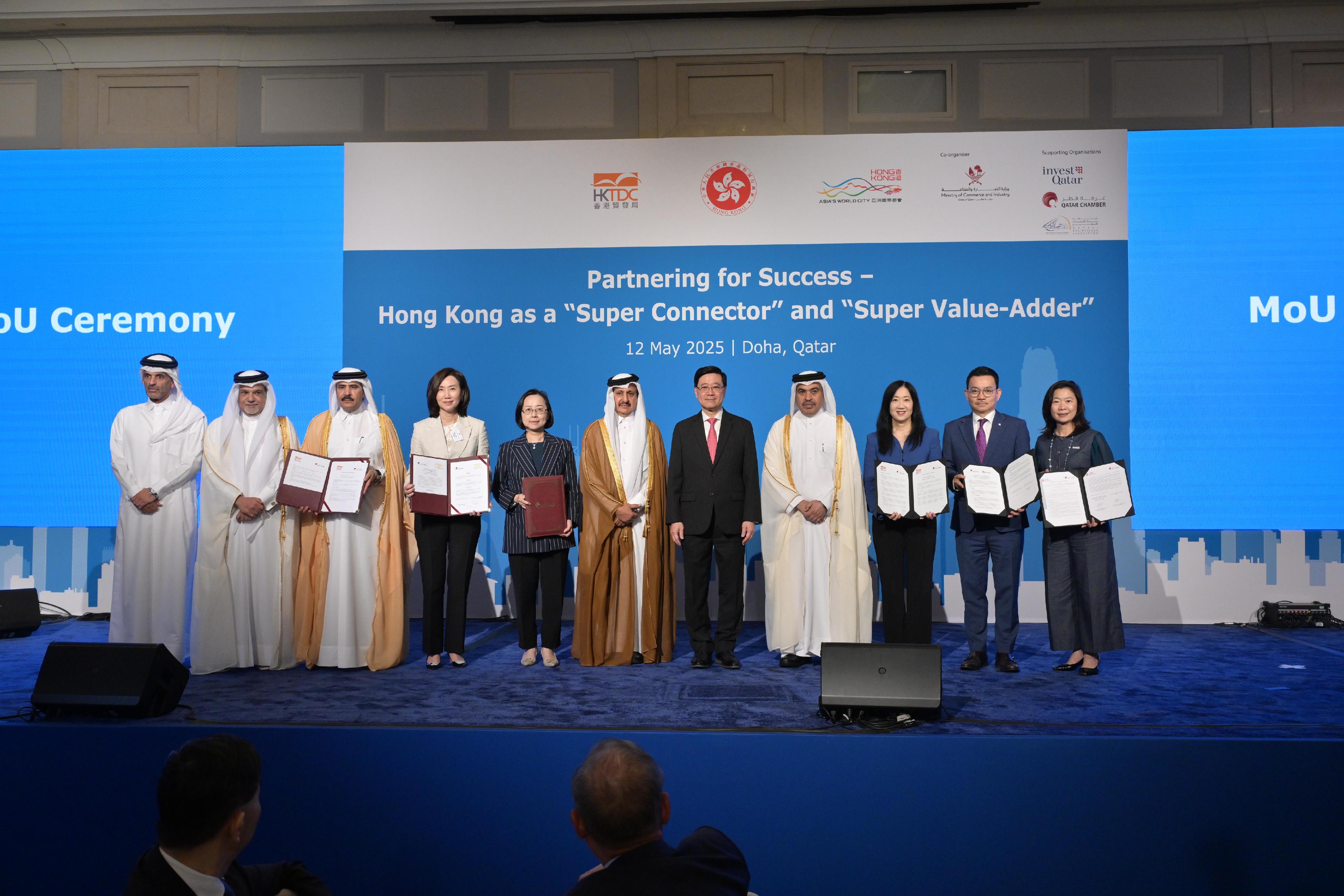 The Chief Executive, Mr John Lee, attended a business luncheon co-organised by the Hong Kong Economic and Trade Office in Dubai and the Hong Kong Trade Development Council in Qatar today (May 12). Photo shows Mr Lee (fifth right) witnessing the exchange of Memorandum of Understanding between Hong Kong and Qatar government departments, enterprises and organisations.