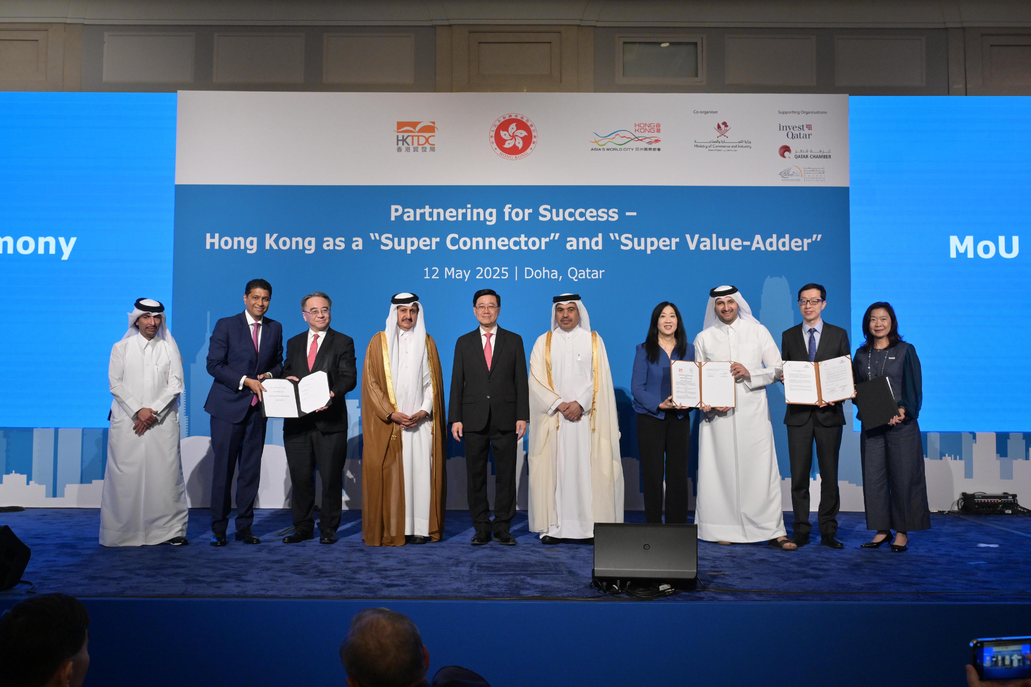 The Chief Executive, Mr John Lee, attended a business luncheon co-organised by the Hong Kong Economic and Trade Office in Dubai and the Hong Kong Trade Development Council in Qatar today (May 12). Photo shows Mr Lee (fifth left) witnessing the exchange of Memorandum of Understanding between Hong Kong and Qatar government departments, enterprises and organisations.