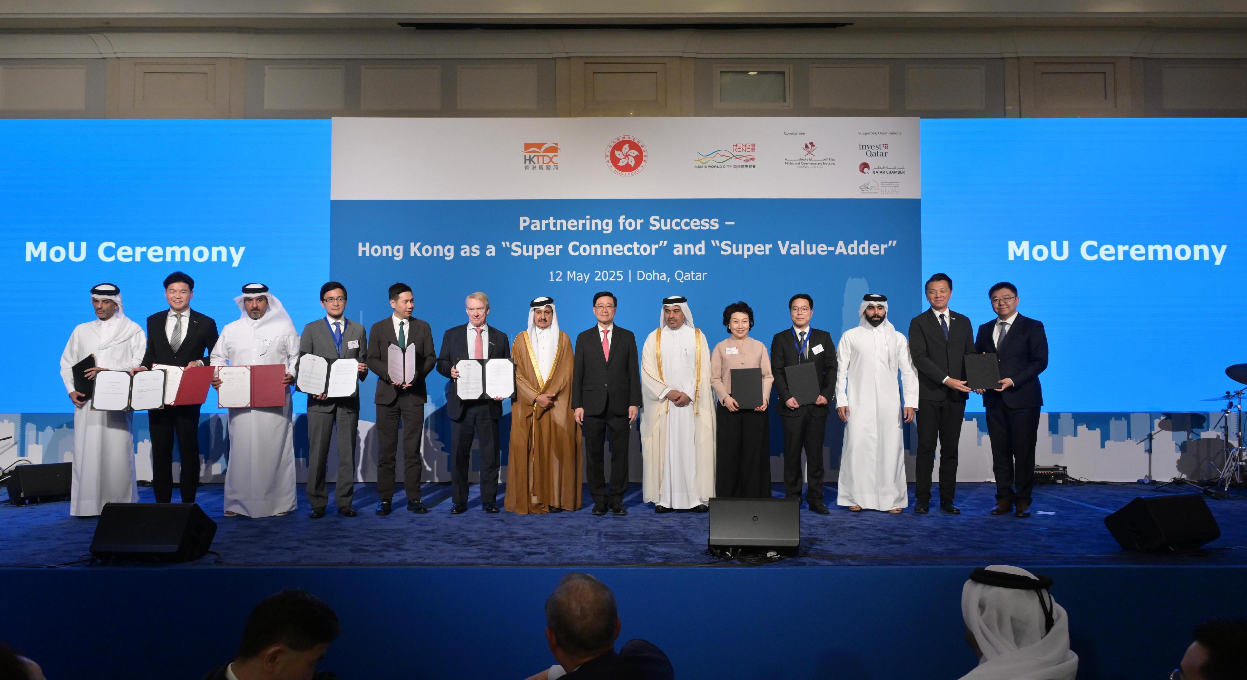The Chief Executive, Mr John Lee, attended a business luncheon co-organised by the Hong Kong Economic and Trade Office in Dubai and the Hong Kong Trade Development Council in Qatar today (May 12). Photo shows Mr Lee (seventh right) witnessing the exchange of Memorandum of Understanding between Hong Kong and Qatar government departments, enterprises and organisations.