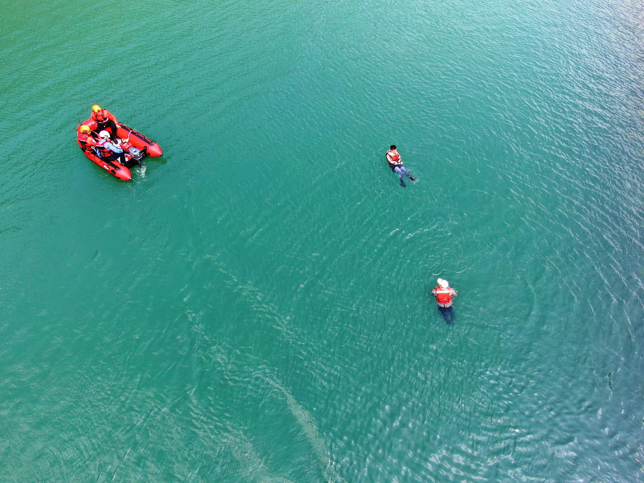 The Civil Aid Service (CAS) organised an exercise codenamed "WINDSTORM" at Wan Tuk Creek on Lantau Island today (May 13). Photo shows CAS members operating a power boat to rescue a victim from a trapped area.
